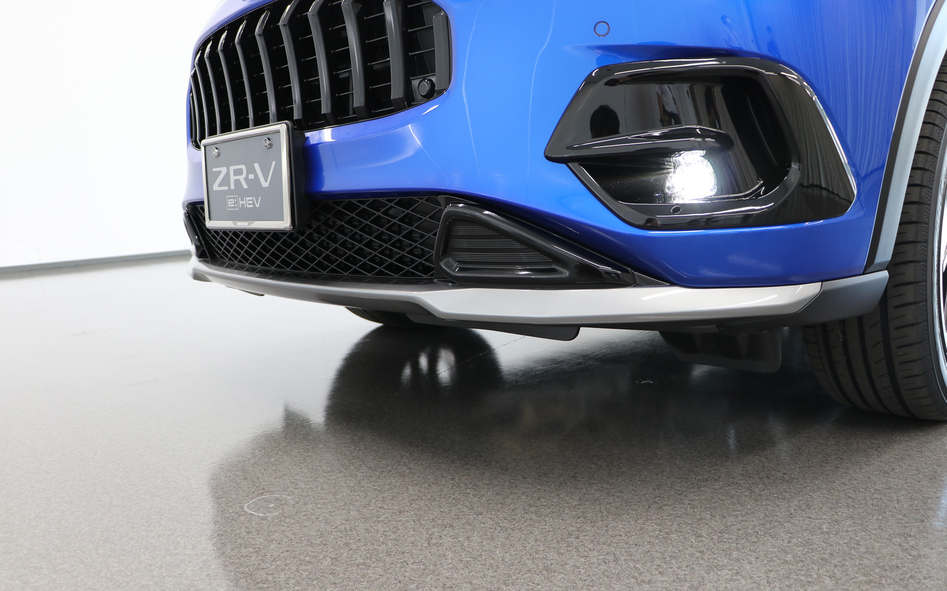 両端の色が異なる2トーンカラーのフロントロアスカート（ダスクグレーメタリック×ベルリナブラック）