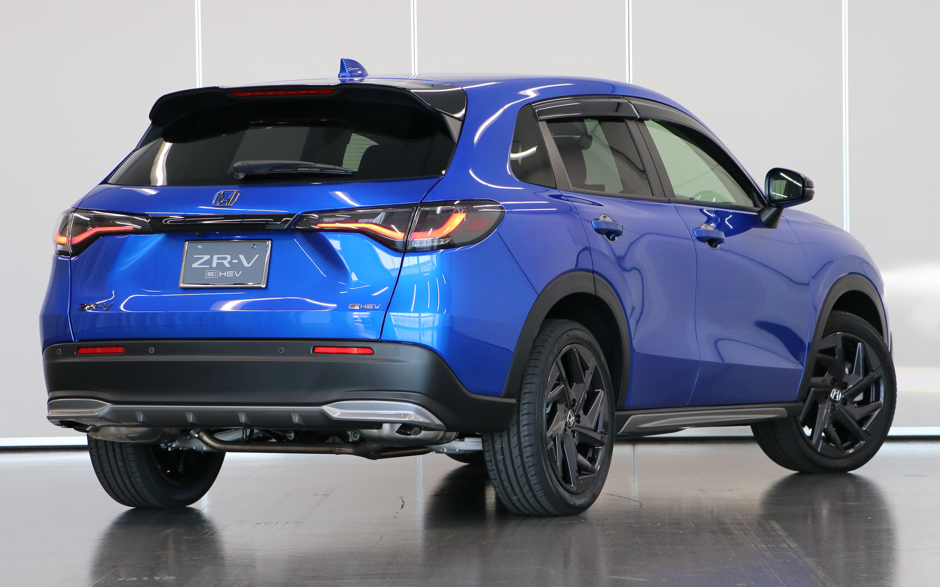 ZR-Vは当初2022年秋の発表・発売予定だったが、ほかのモデルですでに納車を待つユーザーを優先するため、2023年春の発売へと延期された