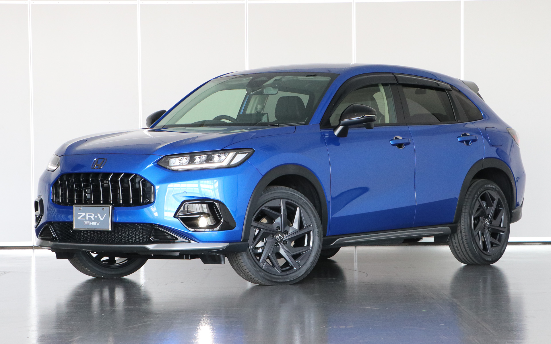ホンダアクセスの純正アクセサリーを装着した新型SUV「ZR-V」。ボディカラーは「プレミアムクリスタルブルー・メタリック」