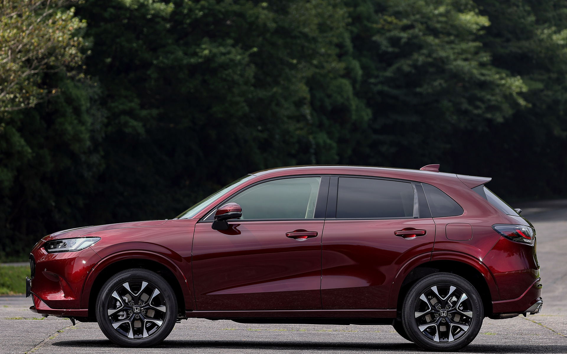 ノーマルのZR-V。ボディカラーは「プレミアムクリスタルガーネット・メタリック」