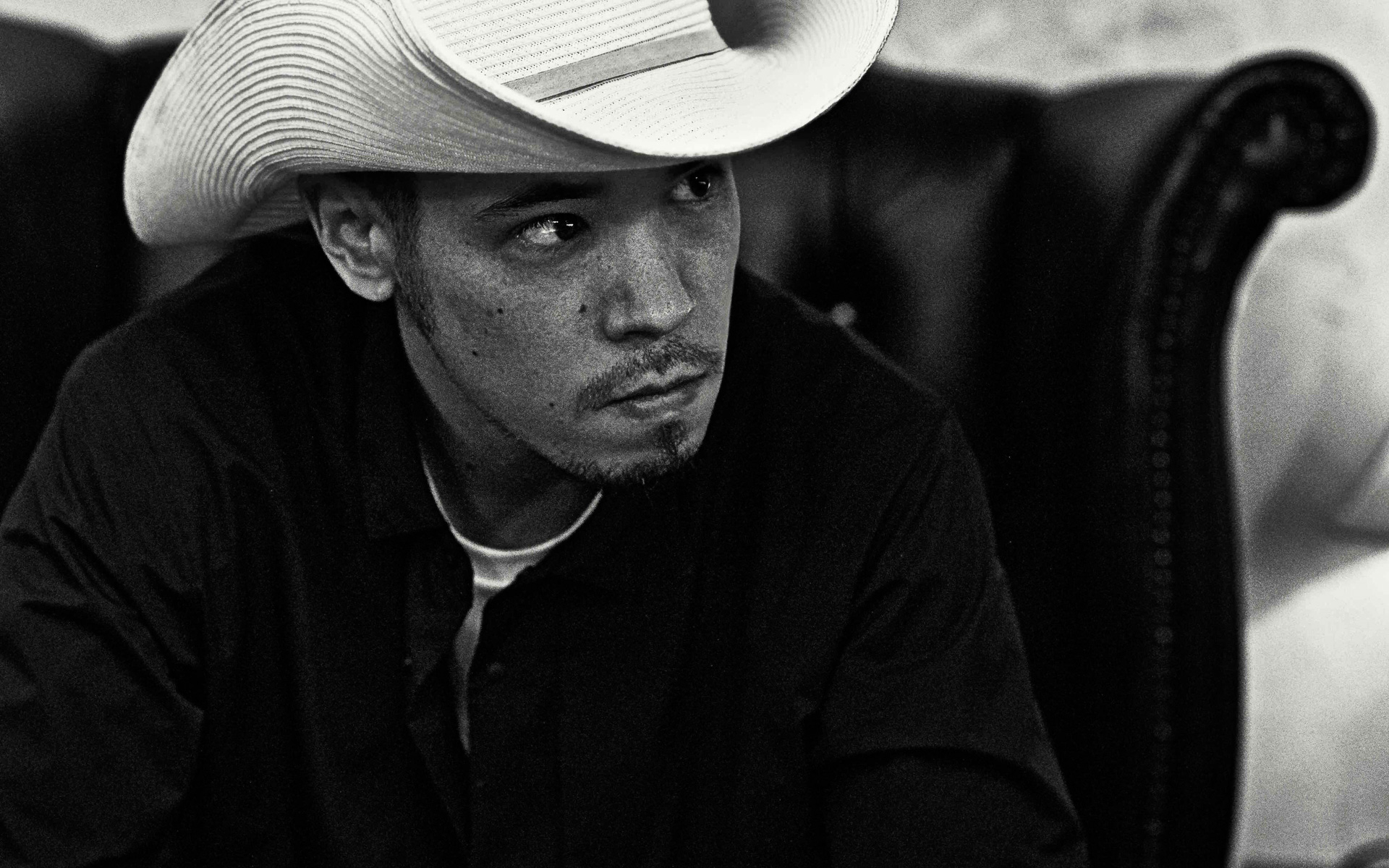 LEO今井氏プロフィール。オルタナティヴを基盤にした無国籍な都市の日常を切り取るシンガーソングライター。文学的、実験的な作風は、各都市で生活してきたVISITORとしての視点にあふれている。2022年春よりTESTSETのメンバーとして活動中