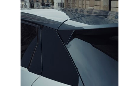 DS 3 クロスバック トワ・ド・パリ BlueHDiでは専用ルーフカラー「キャラットグレー」を採用するとともに、専用の18インチホイール、フロントノーズとフロントドアの左右に専用のバッヂを装着