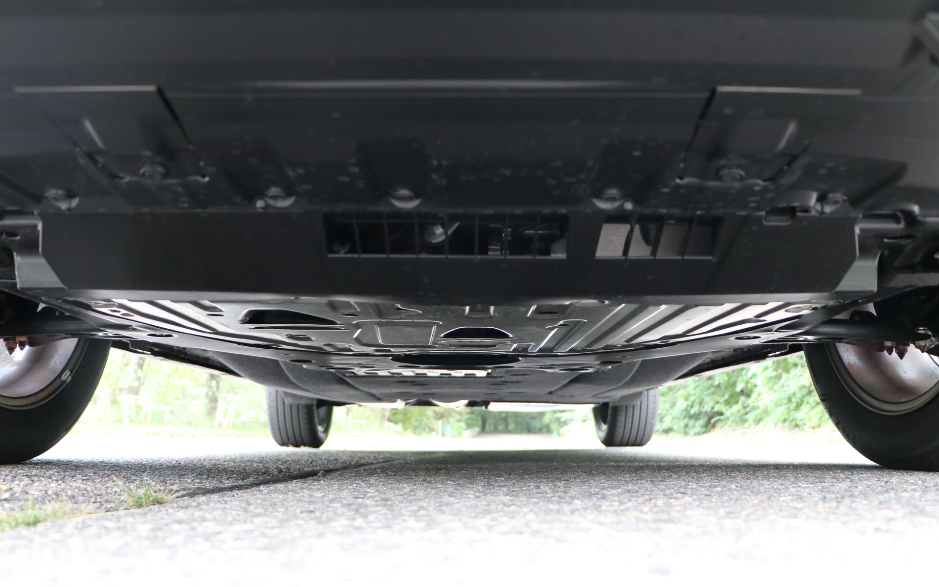 床下はフロアアンダーカバーによって完全なフラットになっている