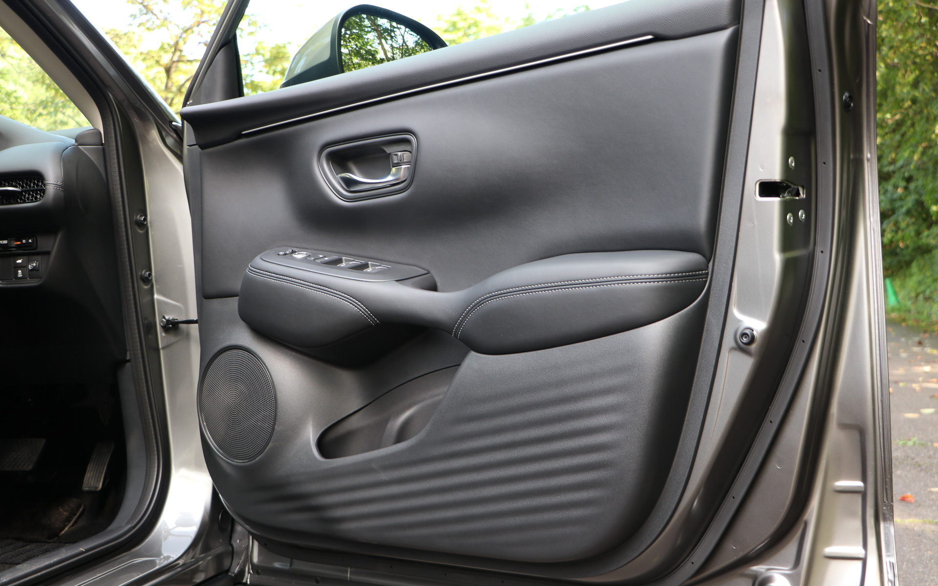 ドアのインナーパネルは立体的なデザインを採用することで高級感を表現