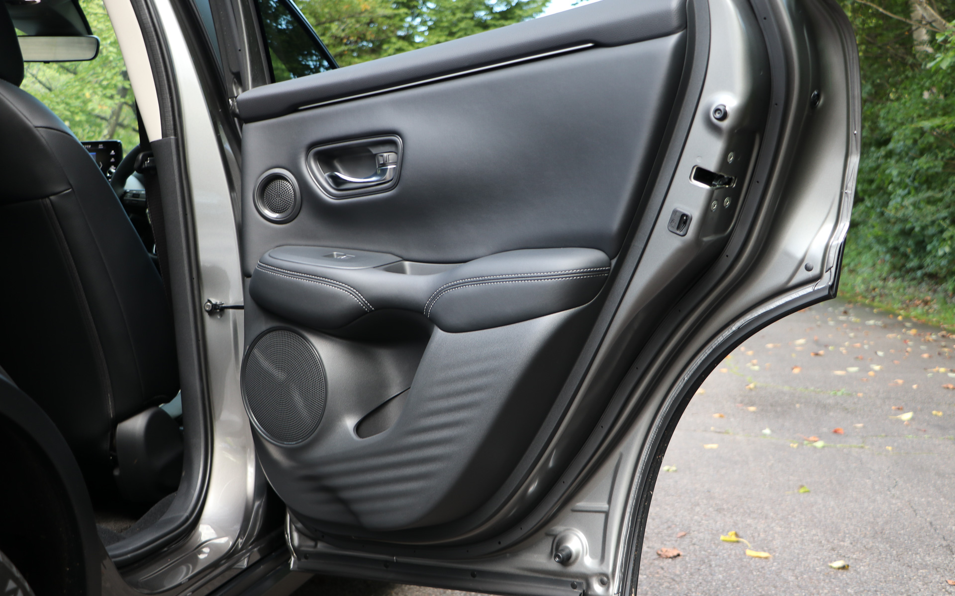 ドアのインナーパネルは立体的なデザインを採用することで高級感を表現