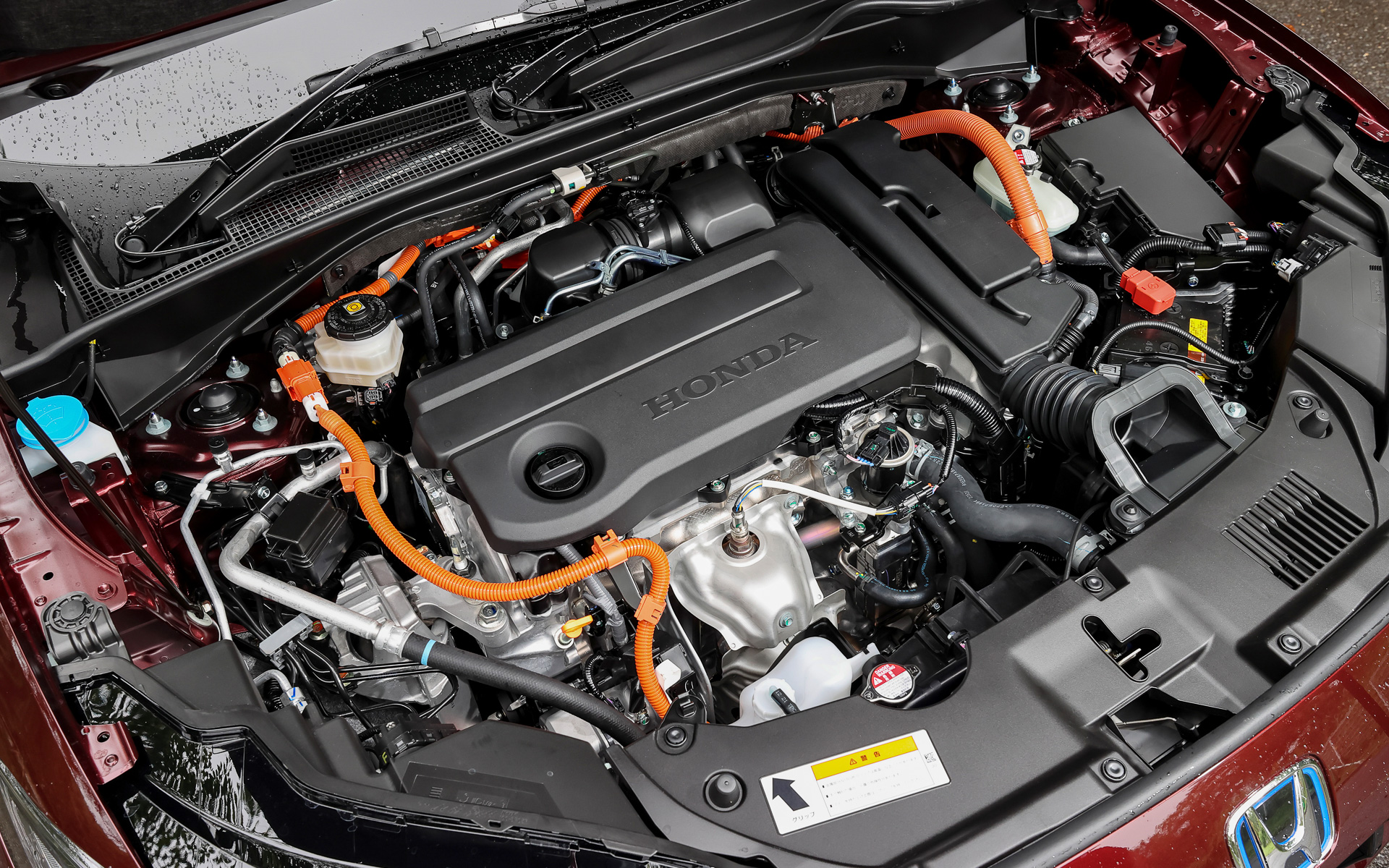 e：HEVのエンジンは最高出力104kW/6000rpm、最大トルク182Nm/4500rpm、モーターは最高出力135kW/5000-6000rpm、最大トルク315Nm/0-2000rpmを発生