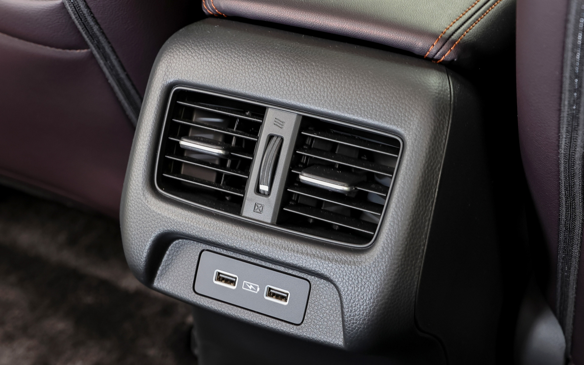 後部席用にもUSBポートが2つ備わっている