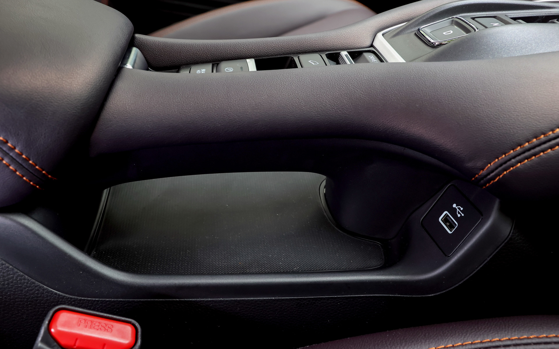 センターコンソールは独特の形状で、下に小物スペースがあり、左右にUSBポートを完備する