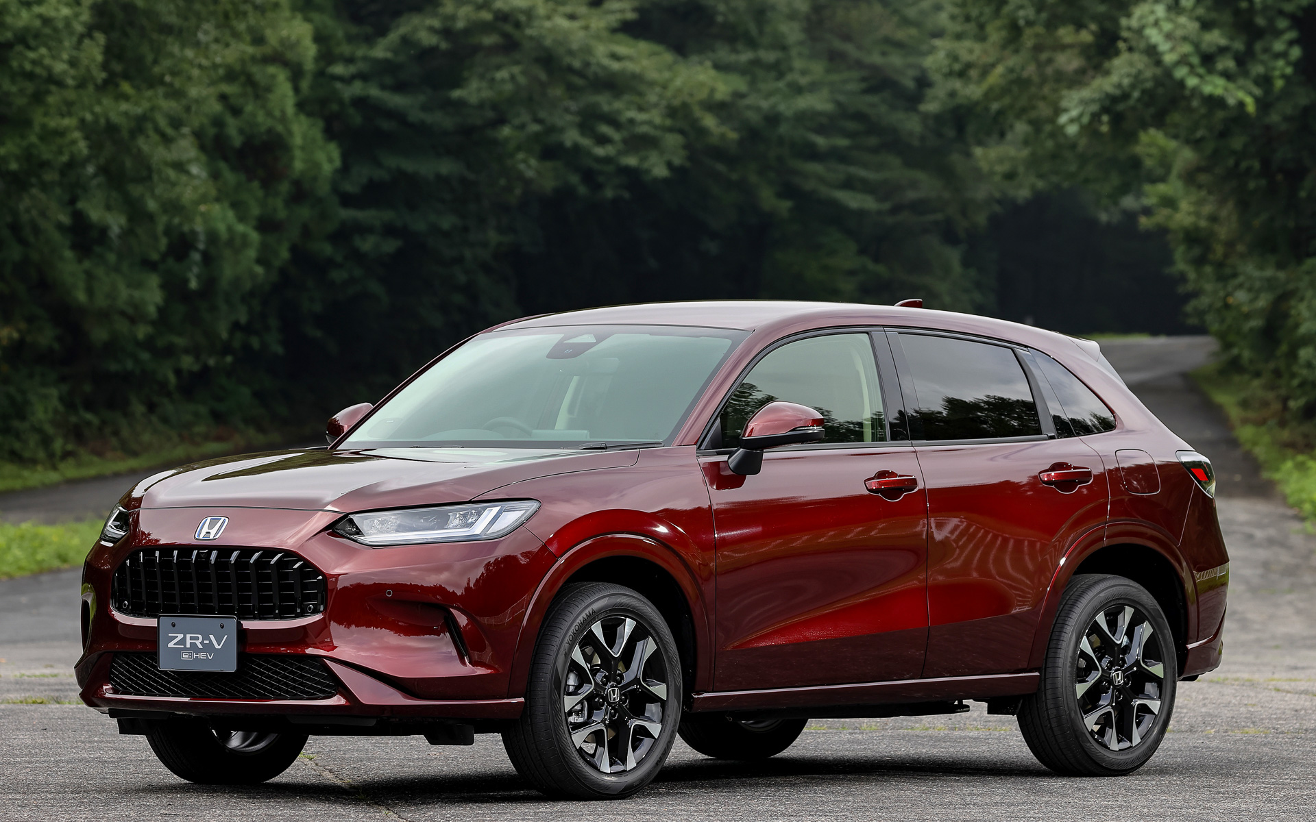 新型SUV「ZR-V」のe：HEVモデルのZグレード。ボディカラーはプレミアムクリスタルガーネット・メタリック