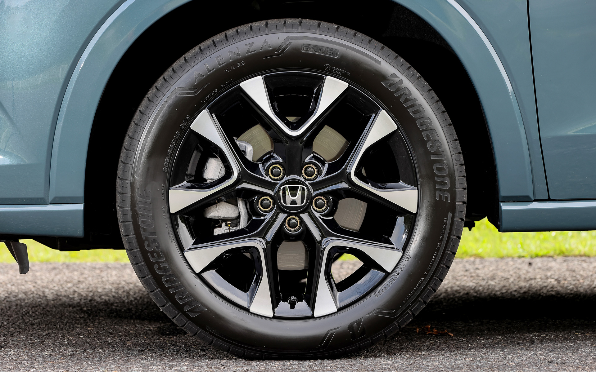 ガソリンモデルはブリヂストンのアレンザを装着。サイズは225/55R18