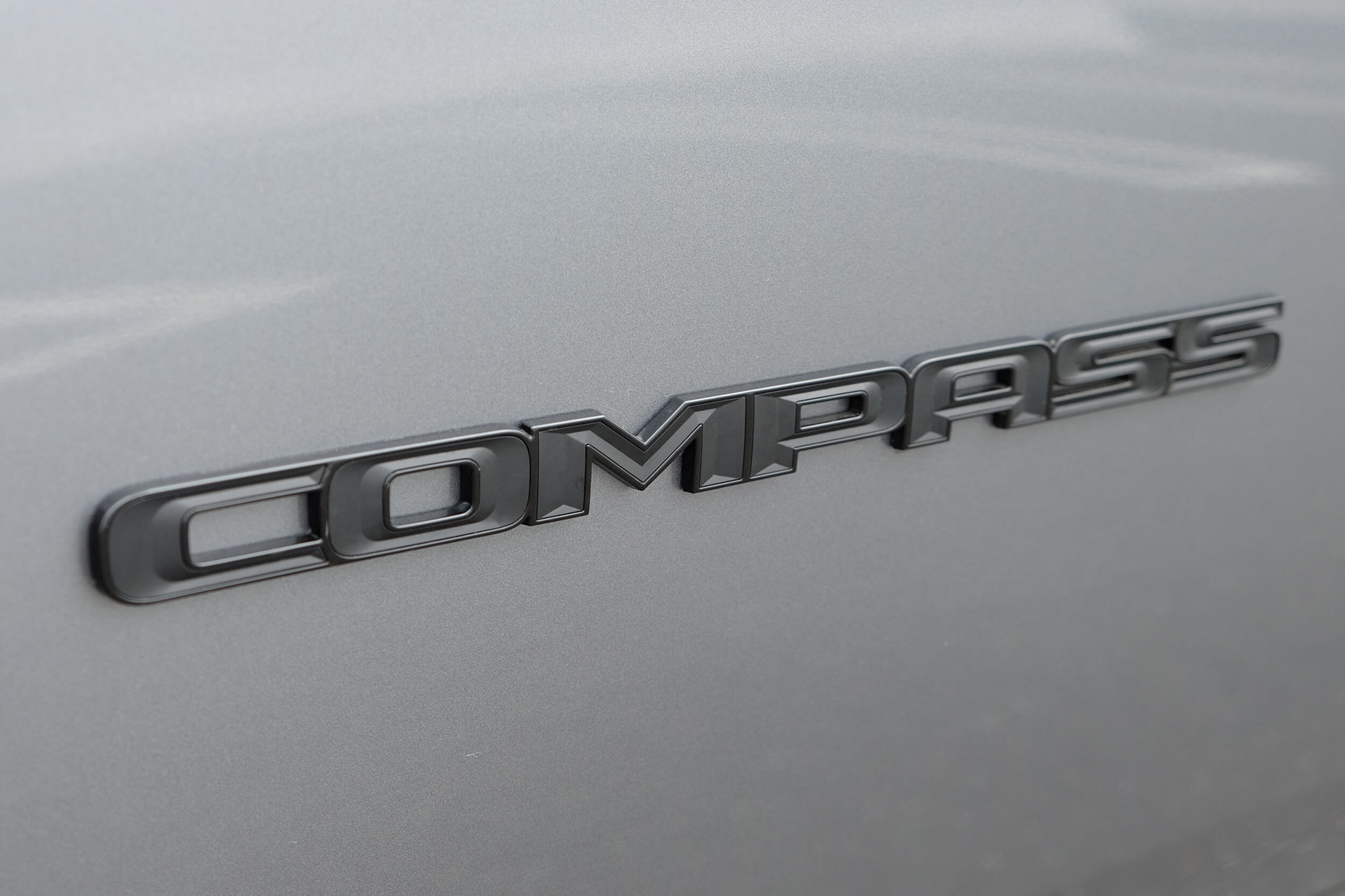 随所にブラックパーツをあしらった