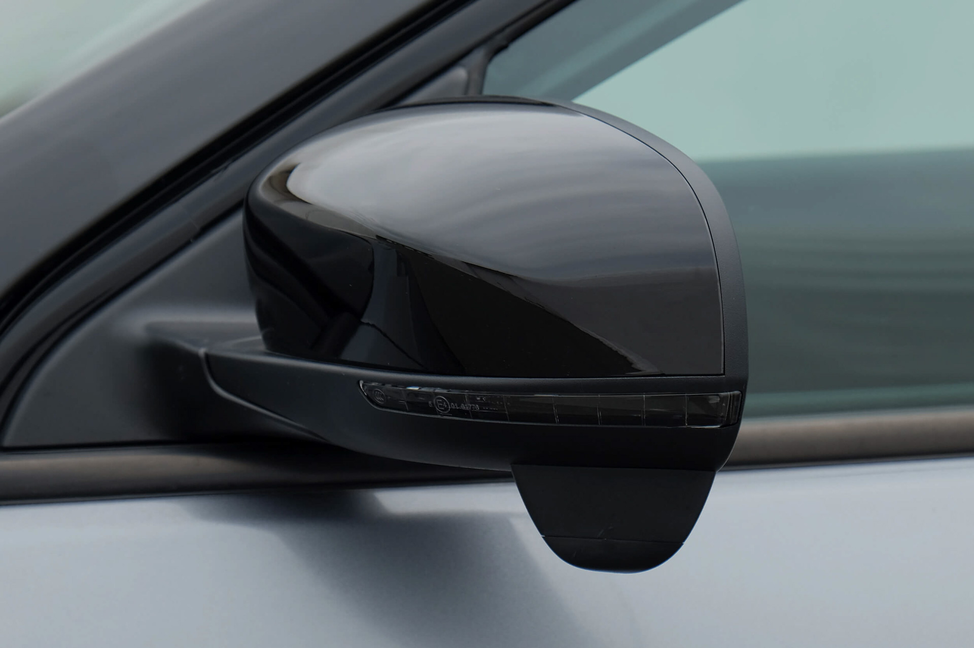 随所にブラックパーツをあしらった