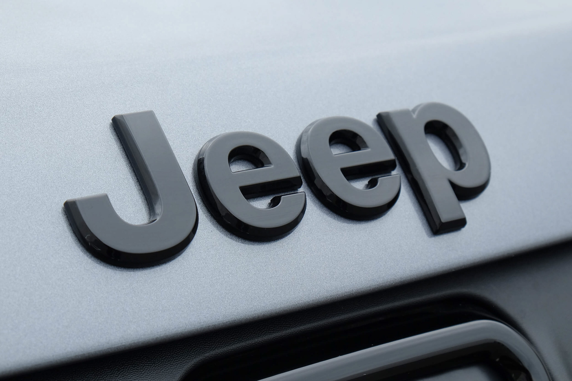 随所にブラックパーツをあしらった