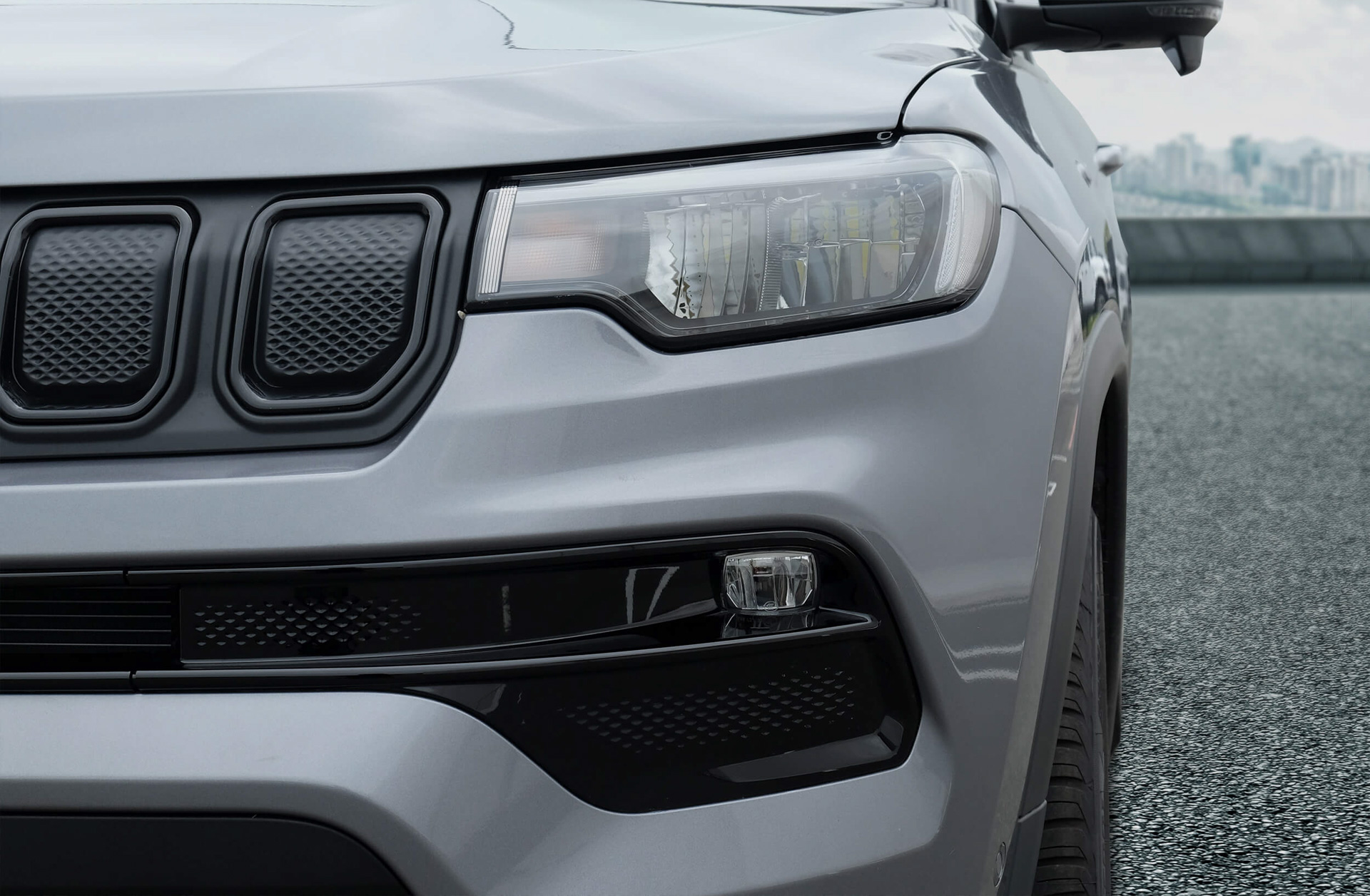 随所にブラックパーツをあしらった