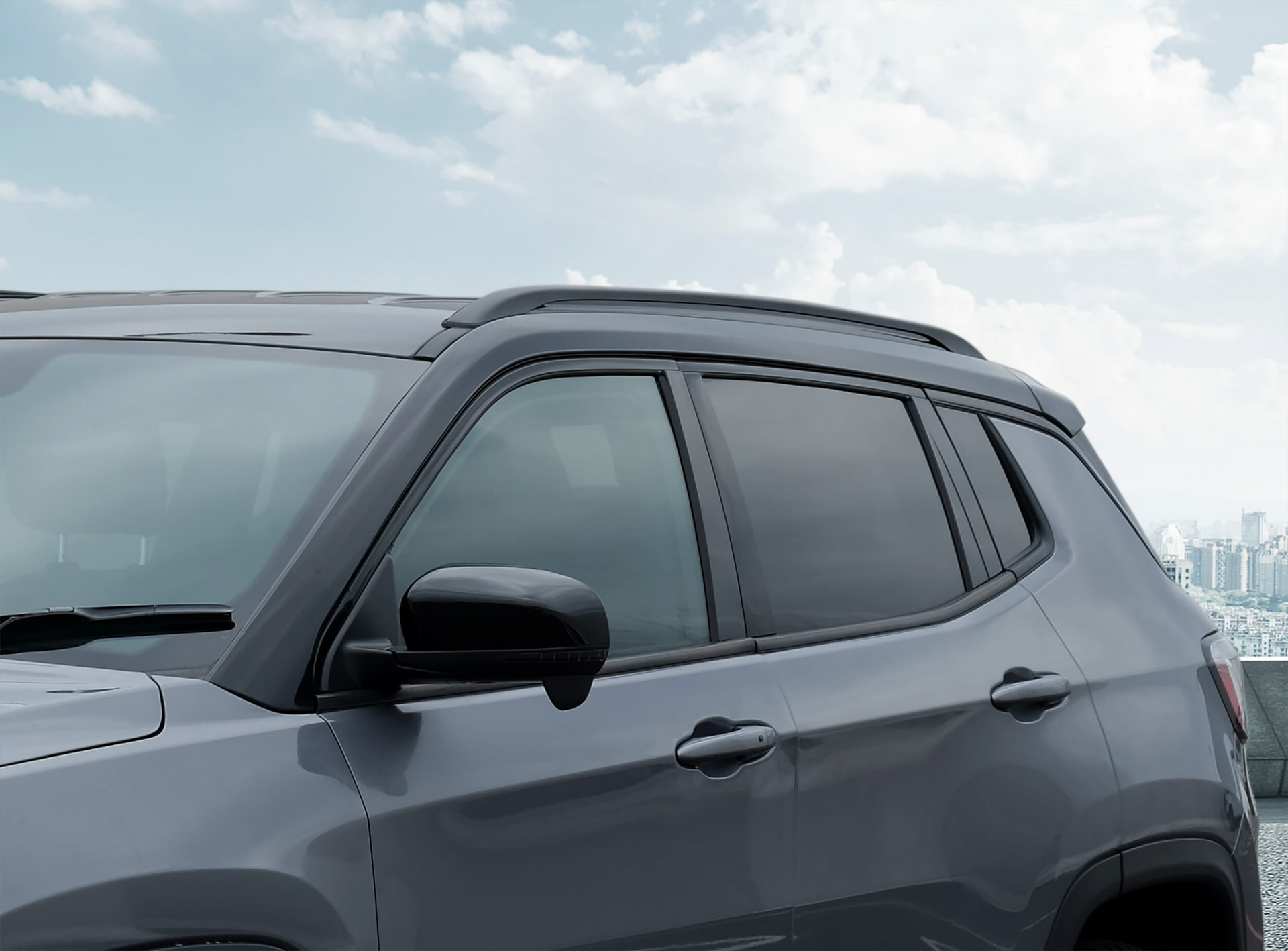 随所にブラックパーツをあしらった