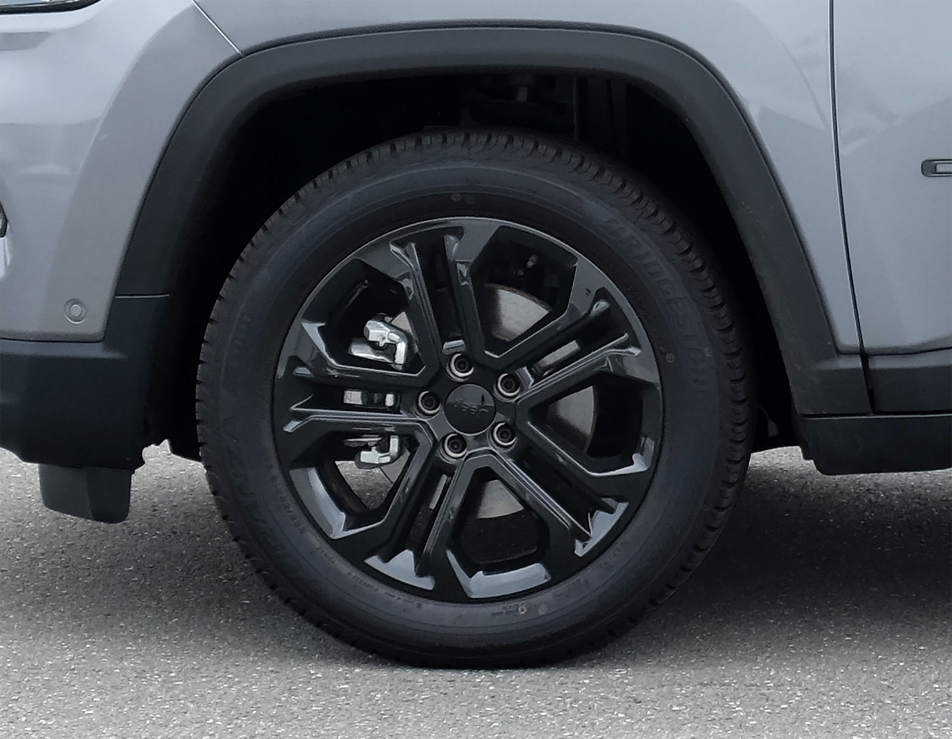 グロスブラック仕上げを施した専用18インチアルミホイール