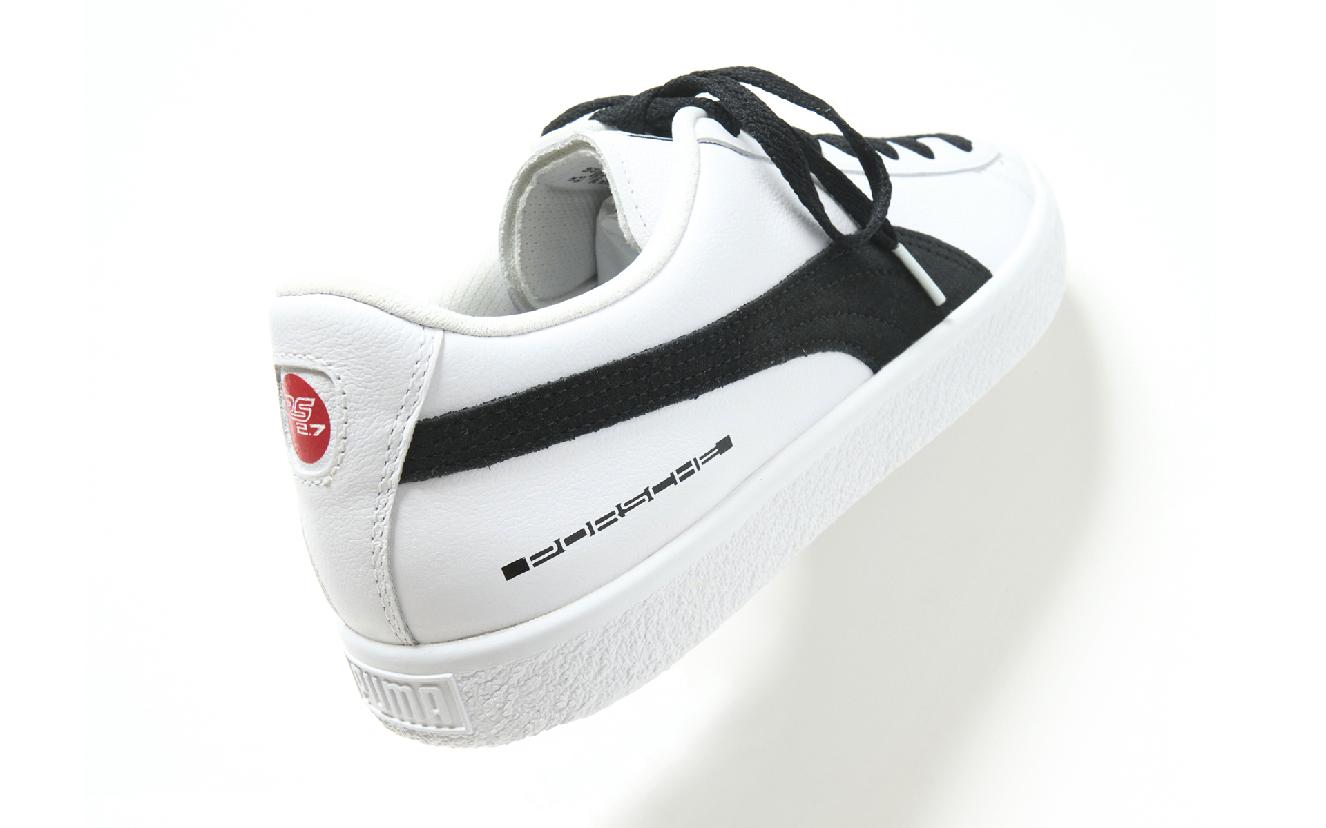 グランプリホワイト/ブラックカラーを採用する「ポルシェ×プーマ スウェード RS 2.7リミテッド エディション」