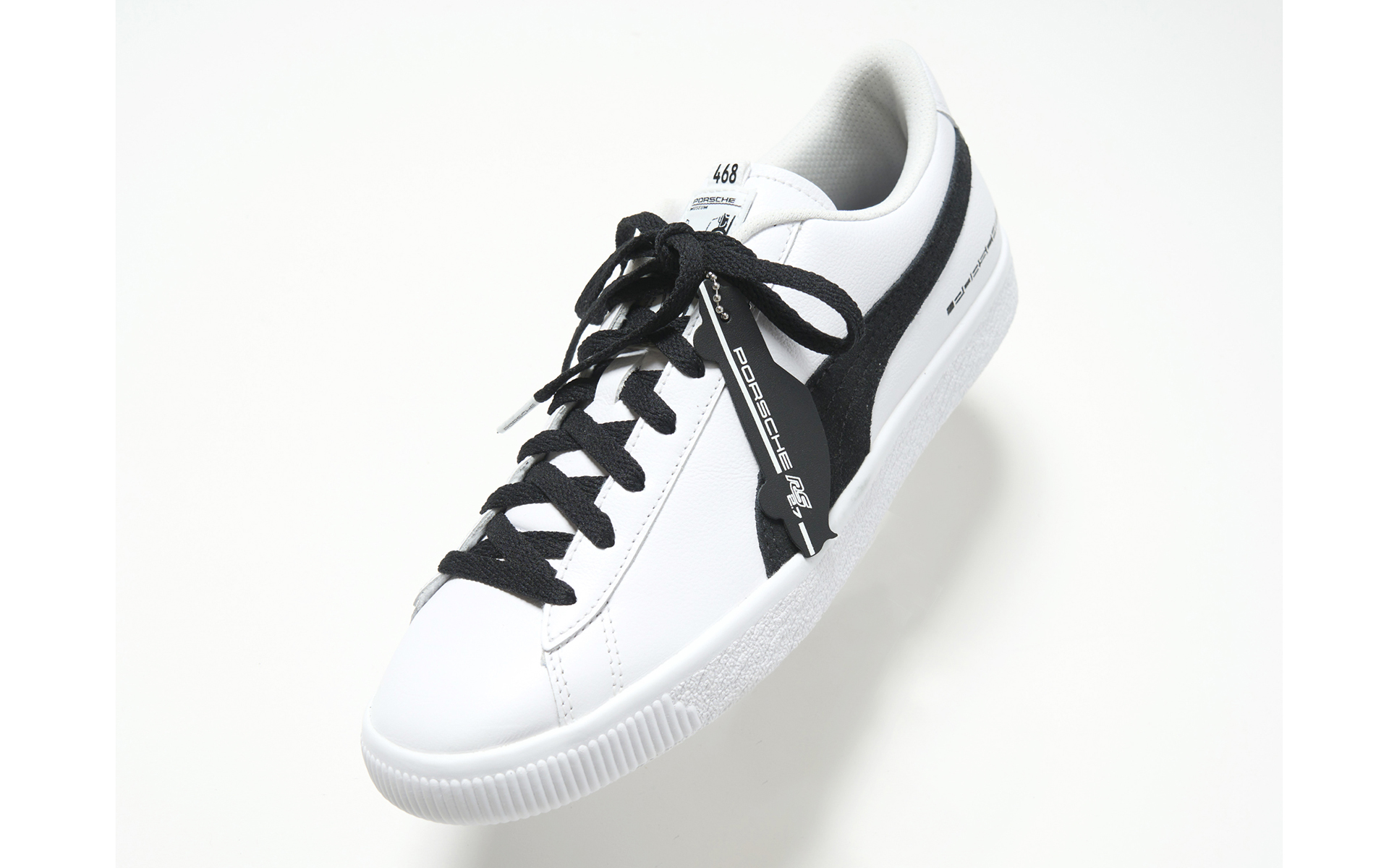 グランプリホワイト/ブラックカラーを採用する「ポルシェ×プーマ スウェード RS 2.7リミテッド エディション」