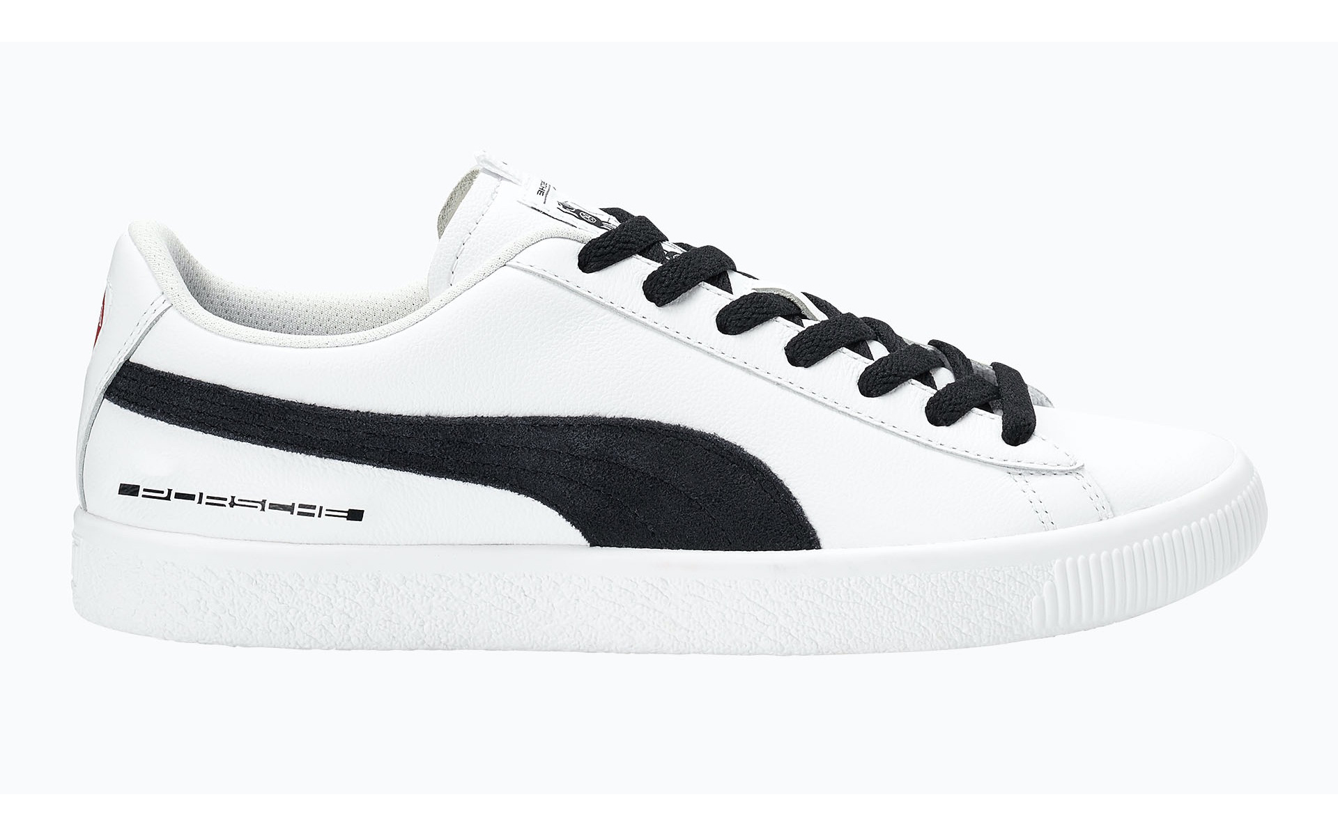 グランプリホワイト/ブラックカラーを採用する「ポルシェ×プーマ スウェード RS 2.7リミテッド エディション」