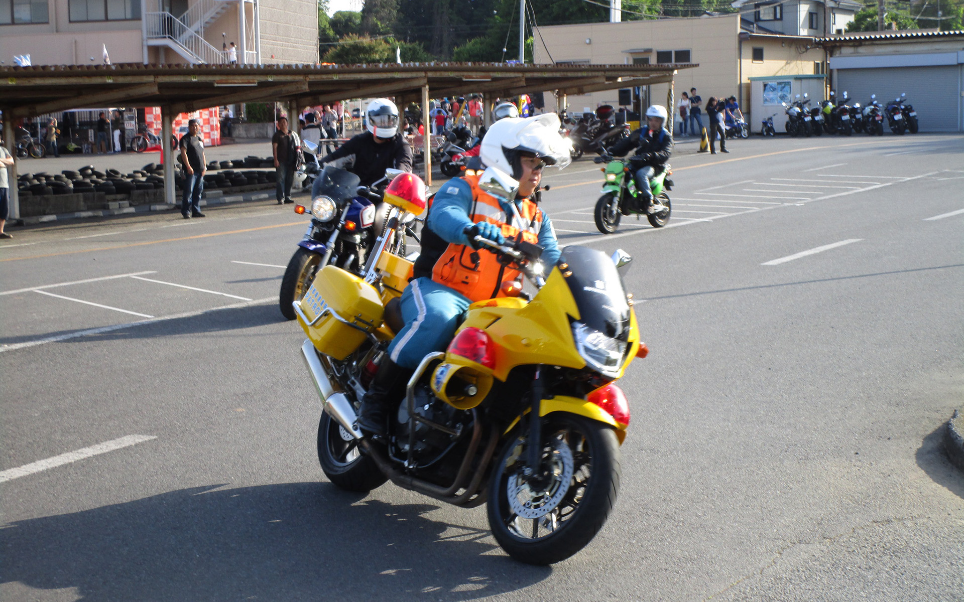 首都高で活躍するパトロールカー（ランドクルーザー）と黄バイ