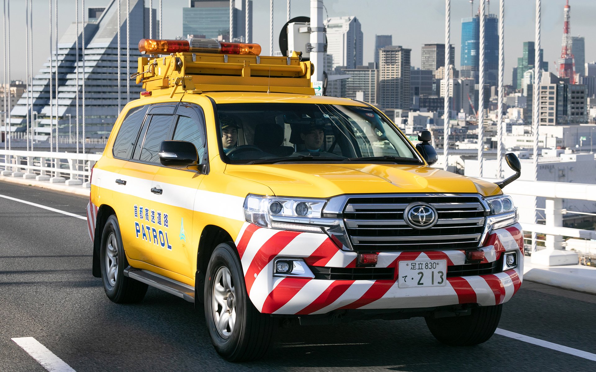 首都高で活躍するパトロールカー（ランドクルーザー）と黄バイ