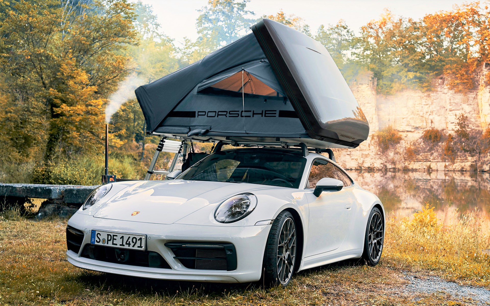 ポルシェに乗りながらアウトドアを満喫できる専用「ルーフテント」が登場した