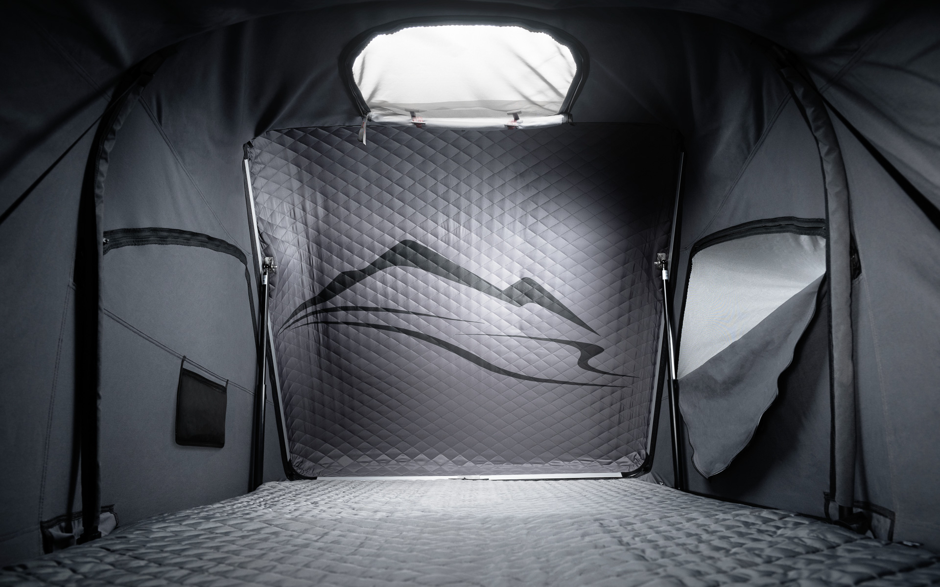 保温性の高いキルティングパターンのマットを採用