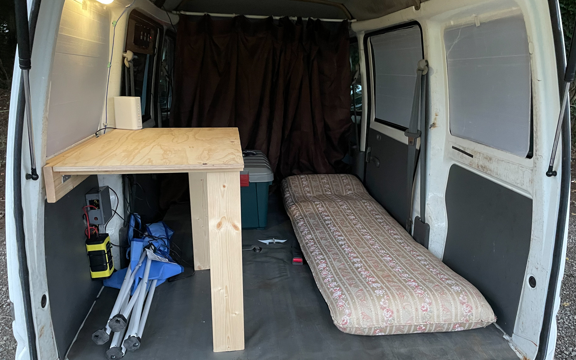 簡易的な寝具を持ち込めば、いつでも寝られる。というか、持ち込めることこそが荷室の長い軽バンの持ち味といえる