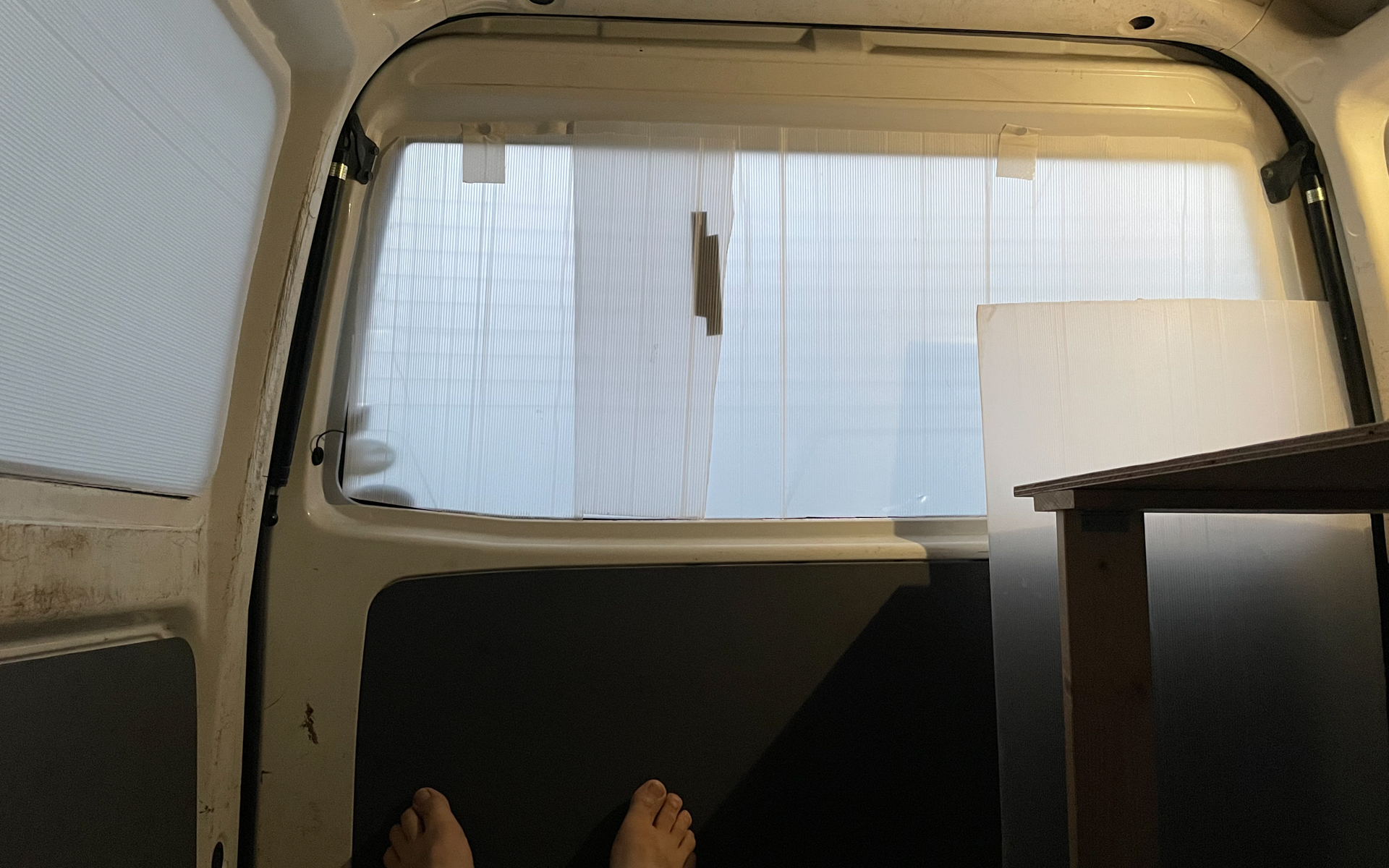 足を伸ばして寝ている、の図