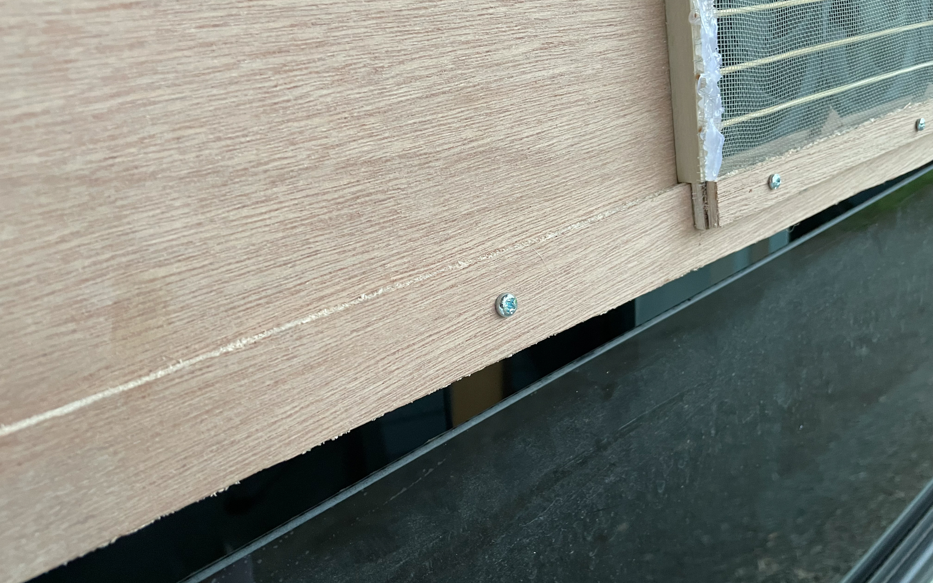 合板を併せる部分は剥がれないようにビス止めに