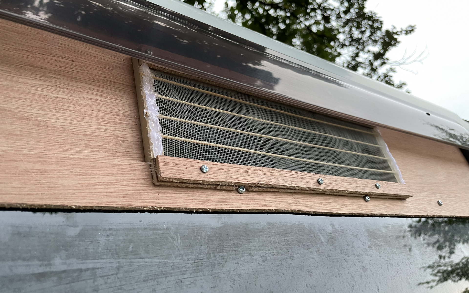 クルマに装着したところ。このくらいなら雨もかからないかもしれない