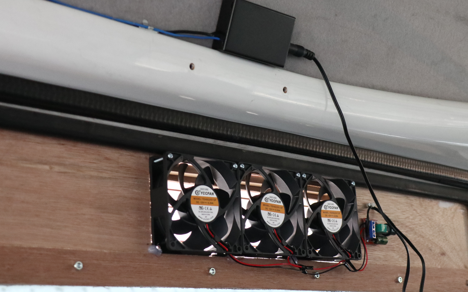 車室内から見た電動ファン。特にガードは付けていない