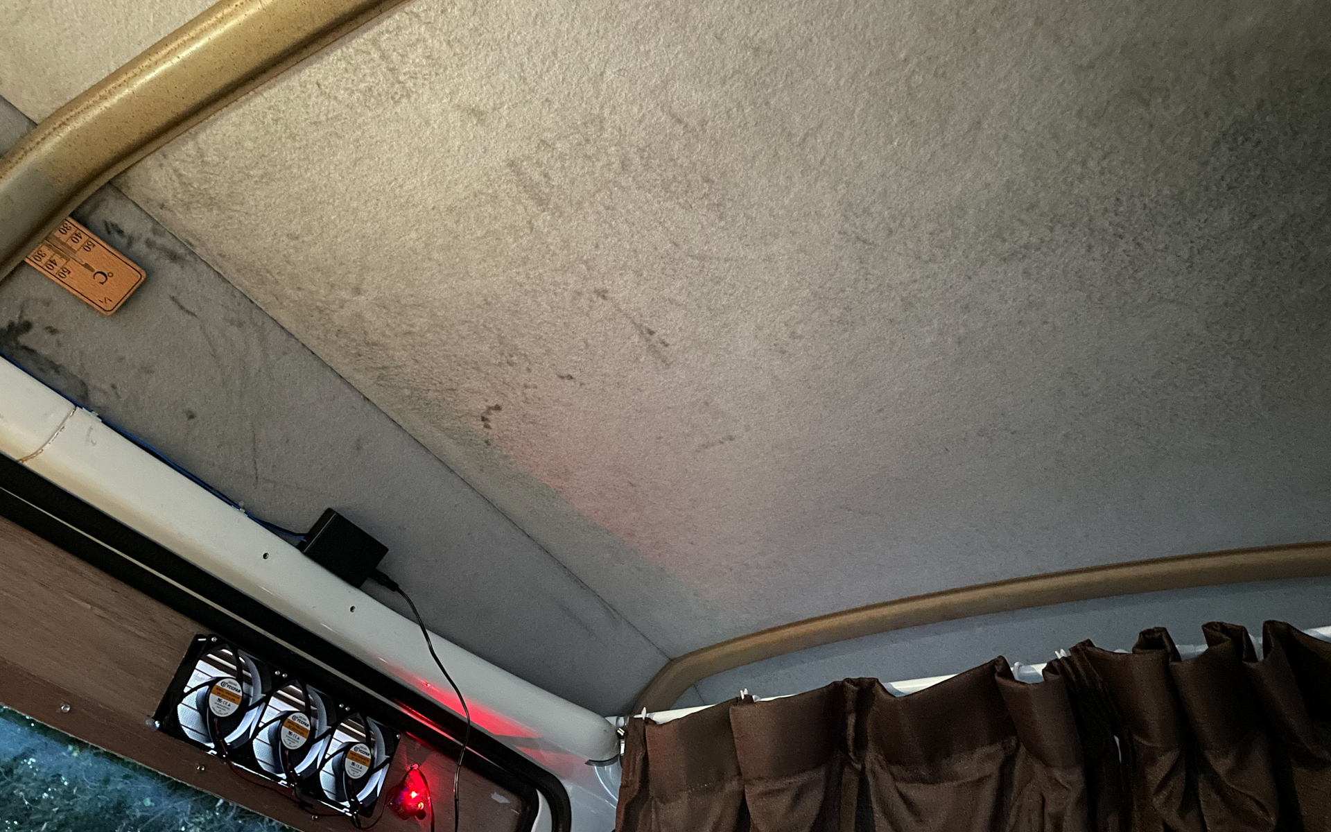 天井側には電源コネクタを設けた。取り外すときは簡単に電源が抜ける。コードに余裕を持たせているので、つないだままドアの開閉も可能