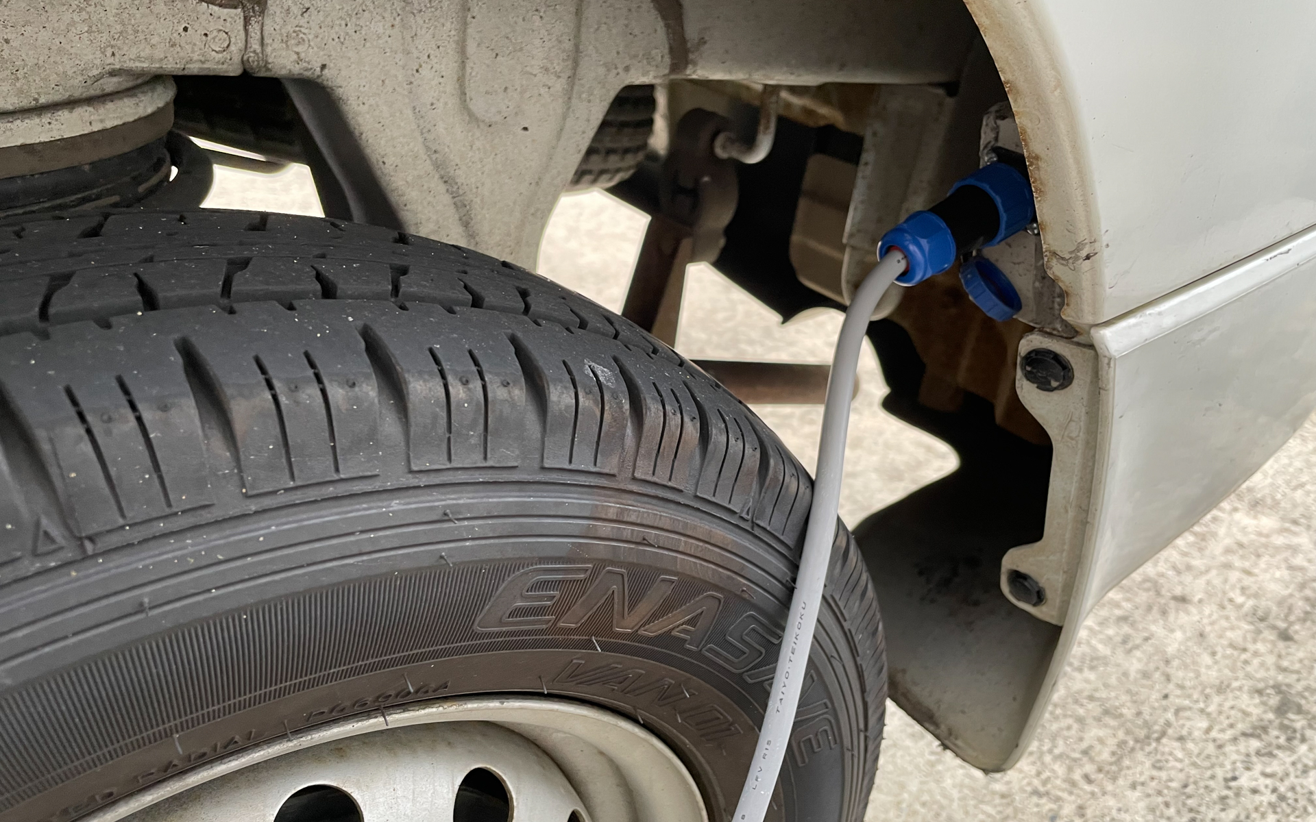 外部からの電源取り入れ口として、リアタイヤハウスの中にコネクタを設けた