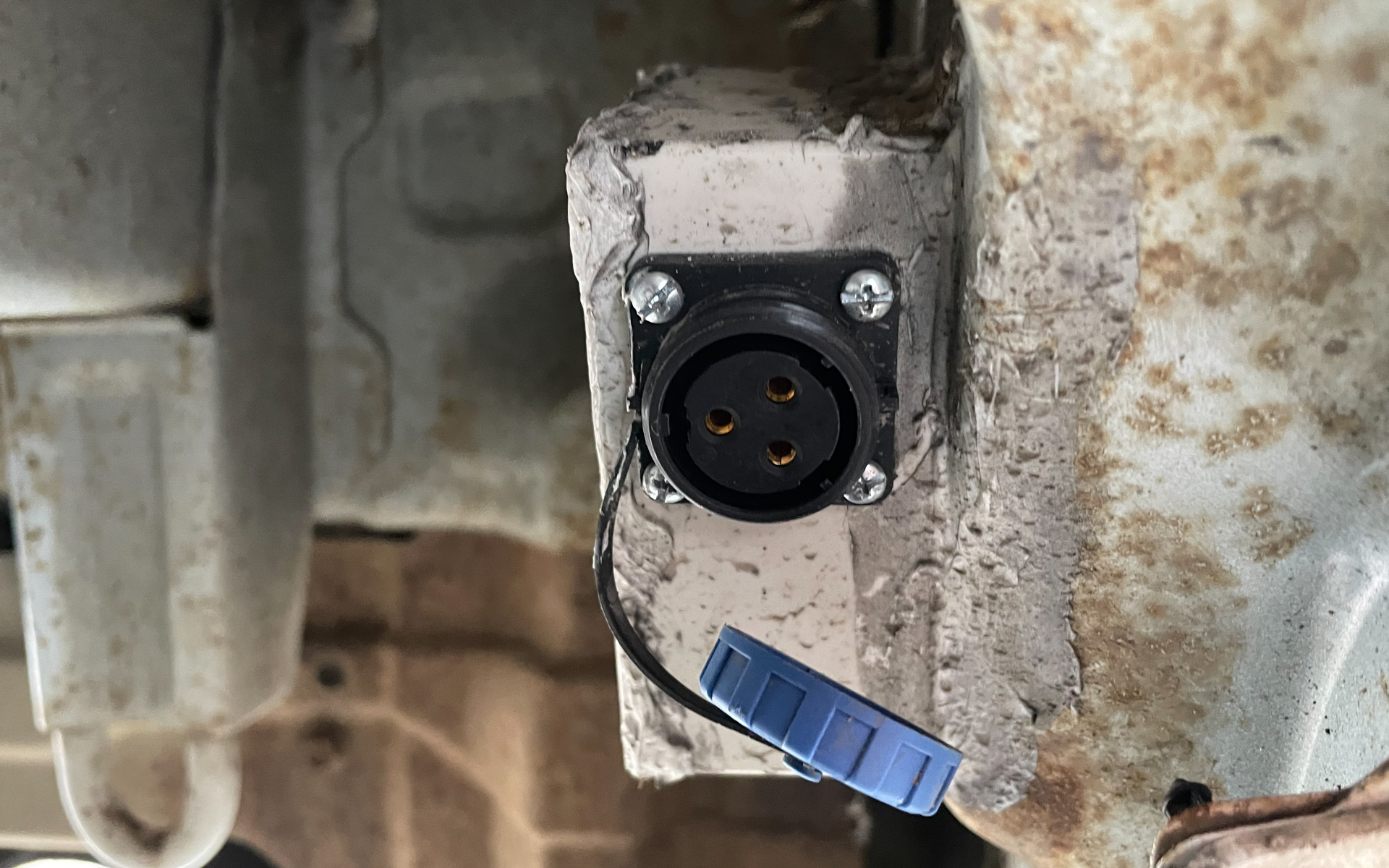 3Pコネクタで、一応アース付き