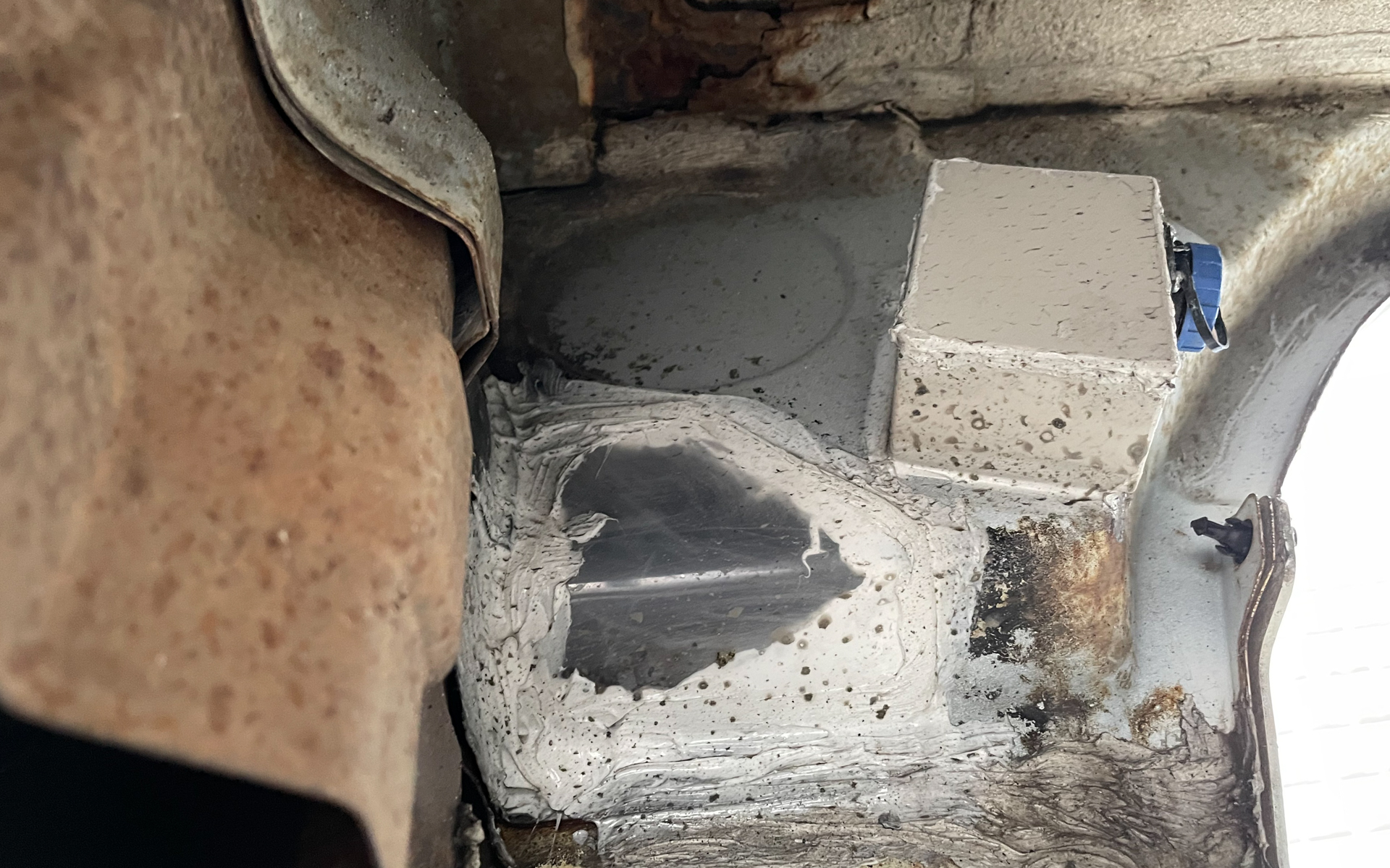 錆で大穴のあいていたリアタイヤの後ろ。ここからACコードを出してみたときもあるが、今回、ちゃんとふさいでコネクターを付けた