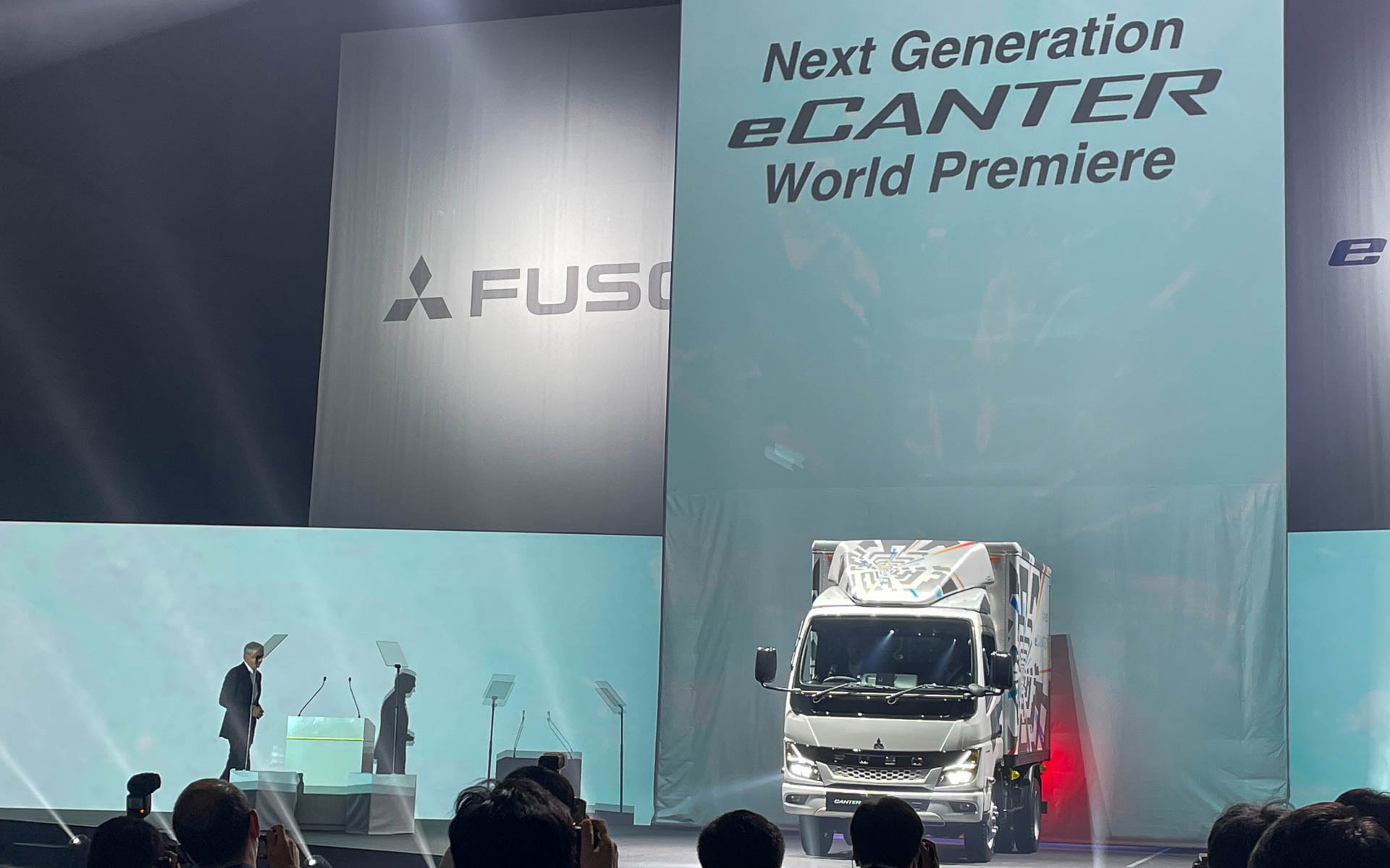 フルモデルチェンジしたeキャンターのデビュー。外観ではなかなか新旧の区別がつけにくい。デイライトがそれらしい