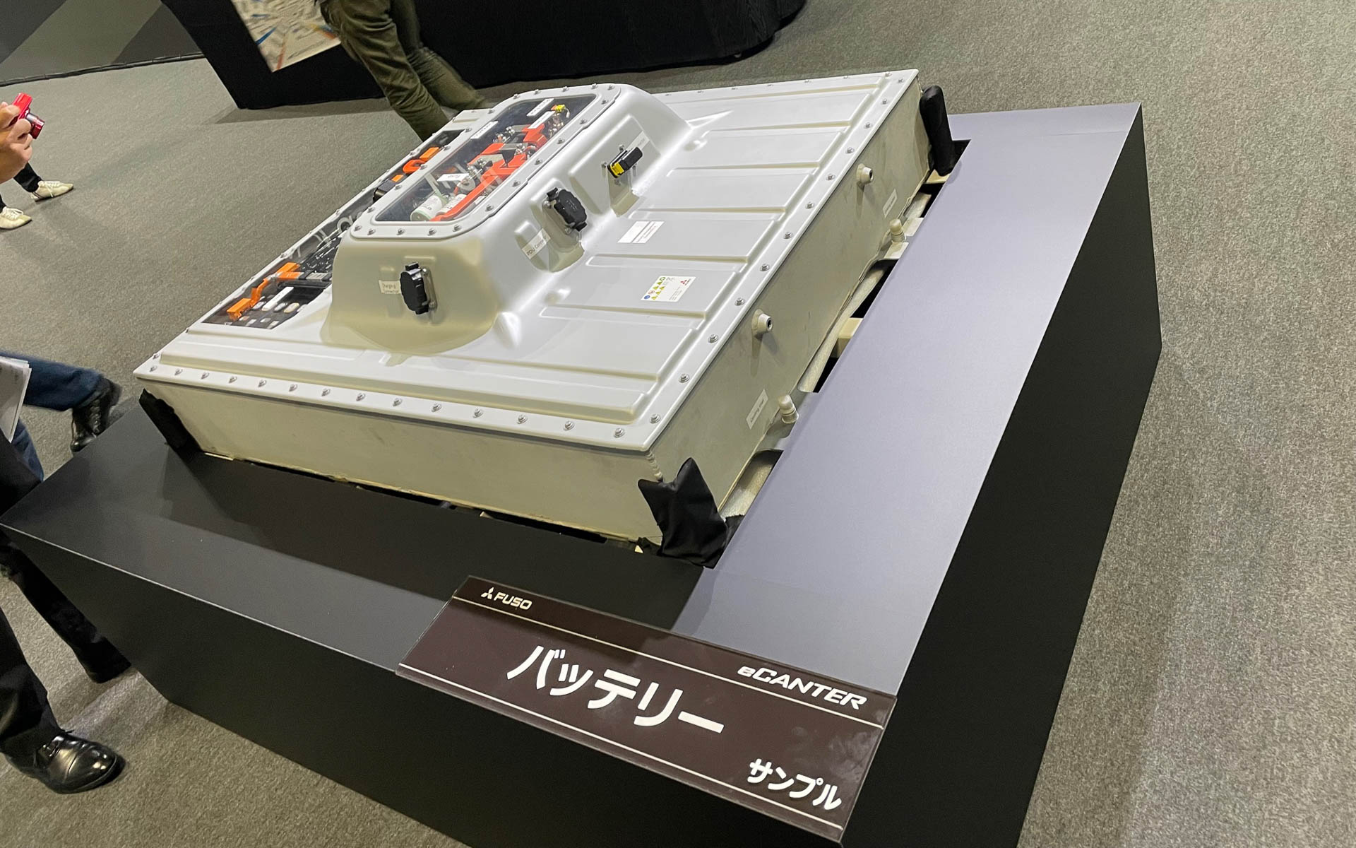 41kwhのバッテリパック。搭載数は3つまで選べます。標準幅キャビンでは2500mmと2800mmのホイールベースで1つ、3400mmのホイールベースでは1つないし2つのバッテリ搭載が選択できます。3つ搭載のLは3.5t積載クラスで4750mmの超超ロングホイールベースを持つ幅広キャビン車が選択の対象。ちなみにこちらのフロントサスペンションはリーフスプリングになります