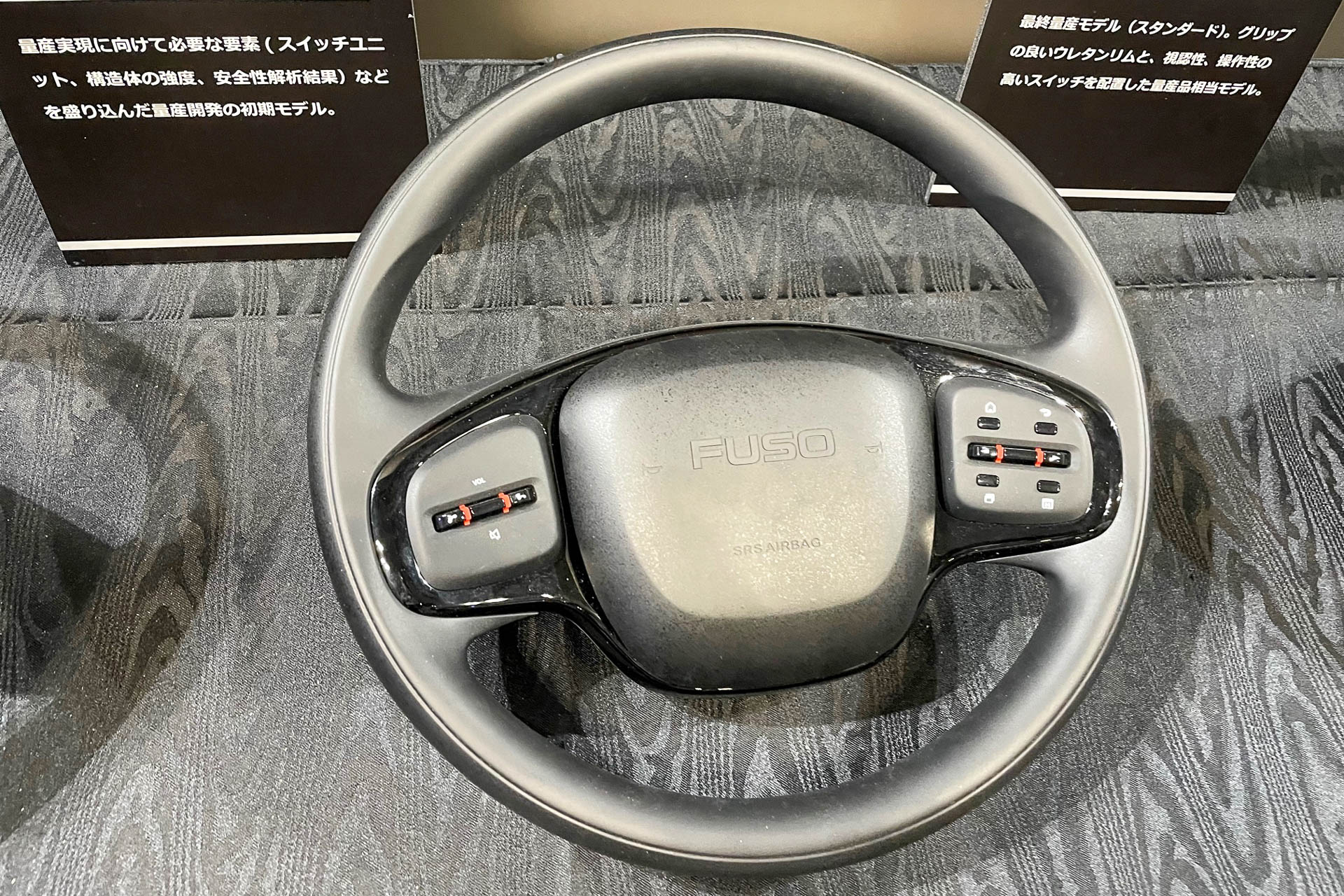 グンとモダンになって、ステアリングホイールのスイッチから操作できることも多くなっています