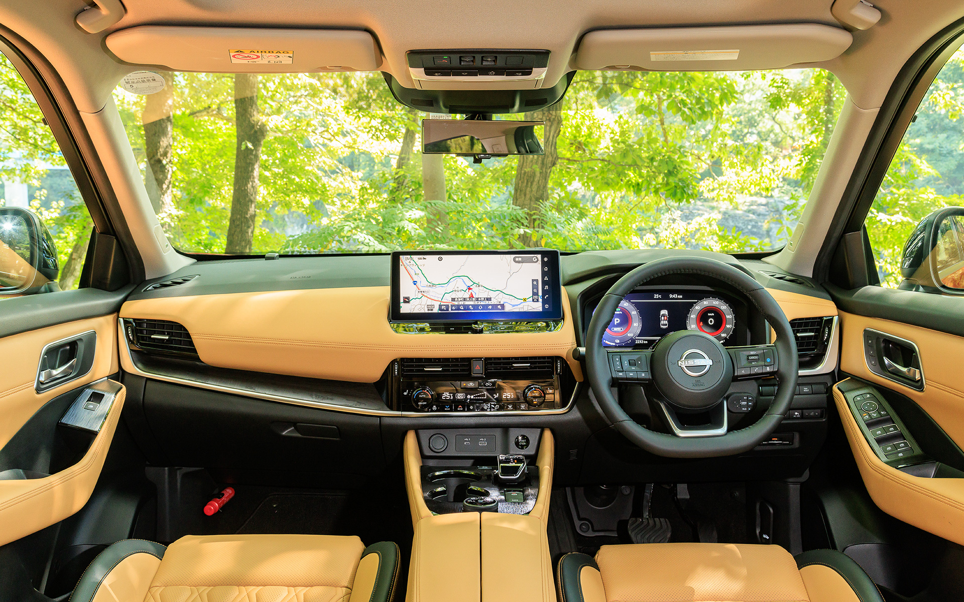 インテリアではタフさと上質な心地よさを兼ね備えたデザインを目指し、コンソール部分を宙に浮かせたブリッジ構造のセンターコンソールにはラージサイズのカップホルダーを用意し、コンソール下にはティッシュボックスやひざ掛けなどが収納できるスペースを用意