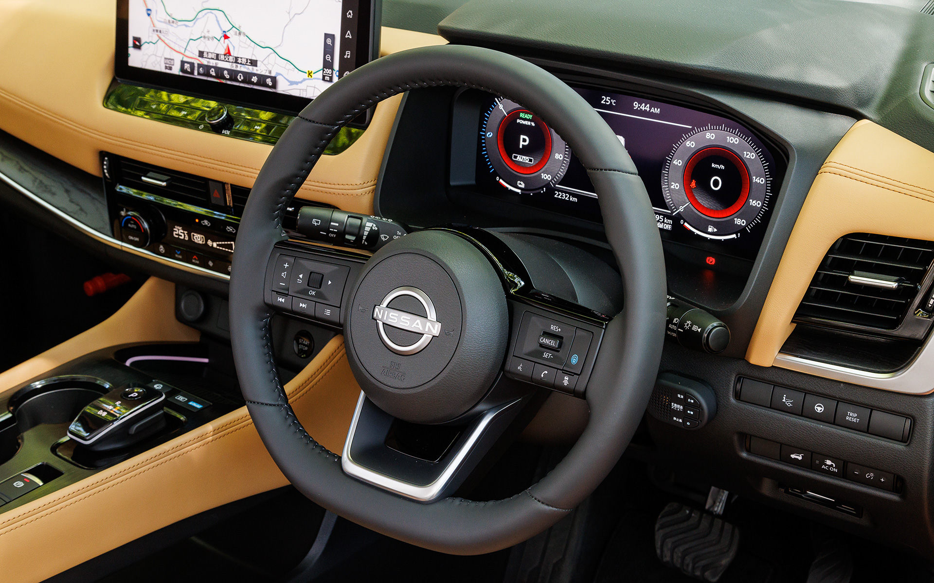 インテリアではタフさと上質な心地よさを兼ね備えたデザインを目指し、コンソール部分を宙に浮かせたブリッジ構造のセンターコンソールにはラージサイズのカップホルダーを用意し、コンソール下にはティッシュボックスやひざ掛けなどが収納できるスペースを用意