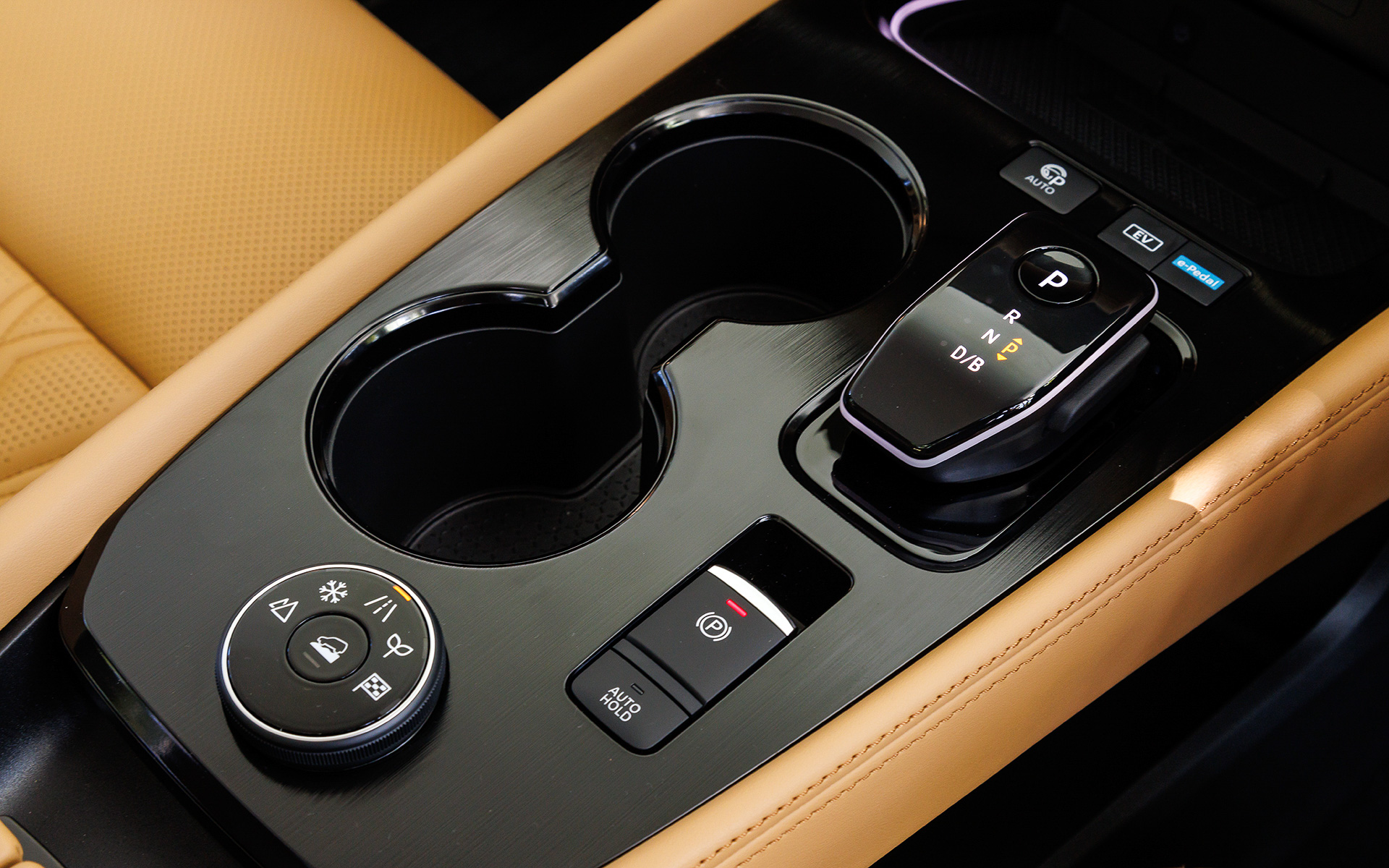 シフトまわり。走行モードはSTANDARD（2WD）/AUTO（e-4ORCE）、SPORT、ECOに加え、e-4ORCEではSNOW、OFF-ROADを用意。全てのモードでより強い減速力が得られるBレンジの設定が行なえる