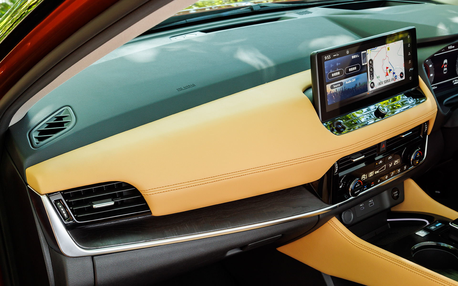 インテリアではタフさと上質な心地よさを兼ね備えたデザインを目指し、コンソール部分を宙に浮かせたブリッジ構造のセンターコンソールにはラージサイズのカップホルダーを用意し、コンソール下にはティッシュボックスやひざ掛けなどが収納できるスペースを用意