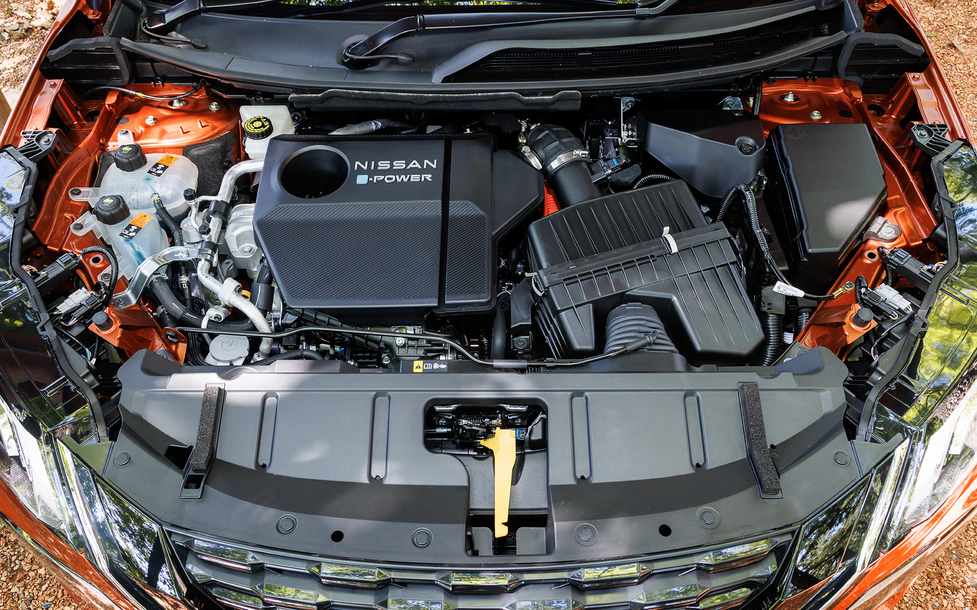 第2世代のe-POWERでは、モーターを駆動するための電力を発電するエンジンに日産が世界で初めて量産化に成功した可変圧縮比エンジン「VCターボエンジン」を採用。この直列3気筒DOHC 1.5リッターターボ「KR15DDT」型エンジンは最高出力106kW/4400-5000rpm、最大トルク250Nm/2400-4000rpmを発生する無鉛レギュラーガソリン仕様。「BM46」型フロントモーターは最高出力150kW/4501-7422rpm、最大トルク330Nm/0-3505rpmを発生。e-4ORCE仕様では「MM48」型後輪モーターをセットし、最高出力100kW/4897-9504rpm、最大トルク195Nm/0-4897rpmを出す。WLTCモード燃費は2WDが19.7km/L、4WDが18.4km/L(3列シート車は18.3km/L)