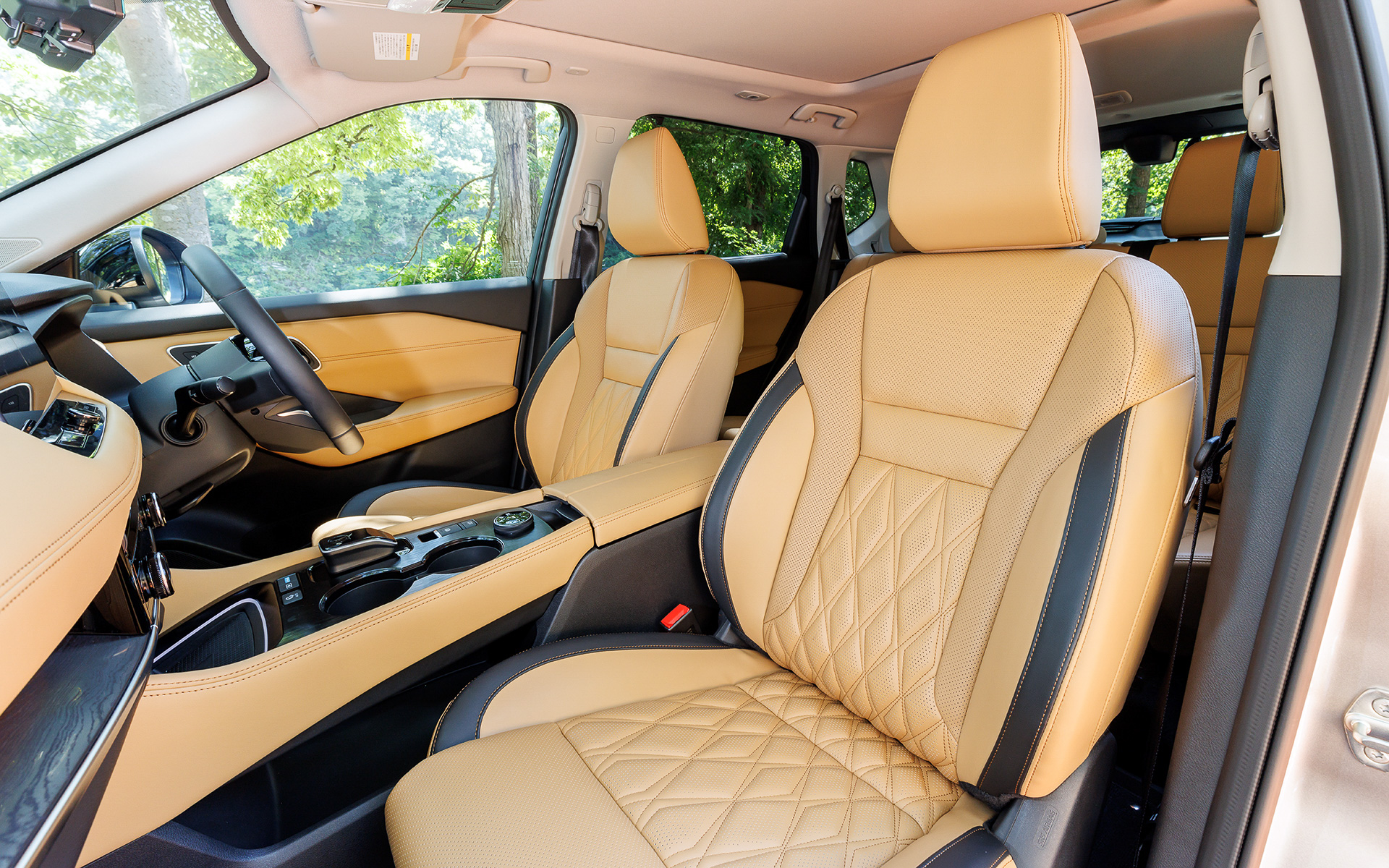 タン色のナッパレザーを用いた前後シート