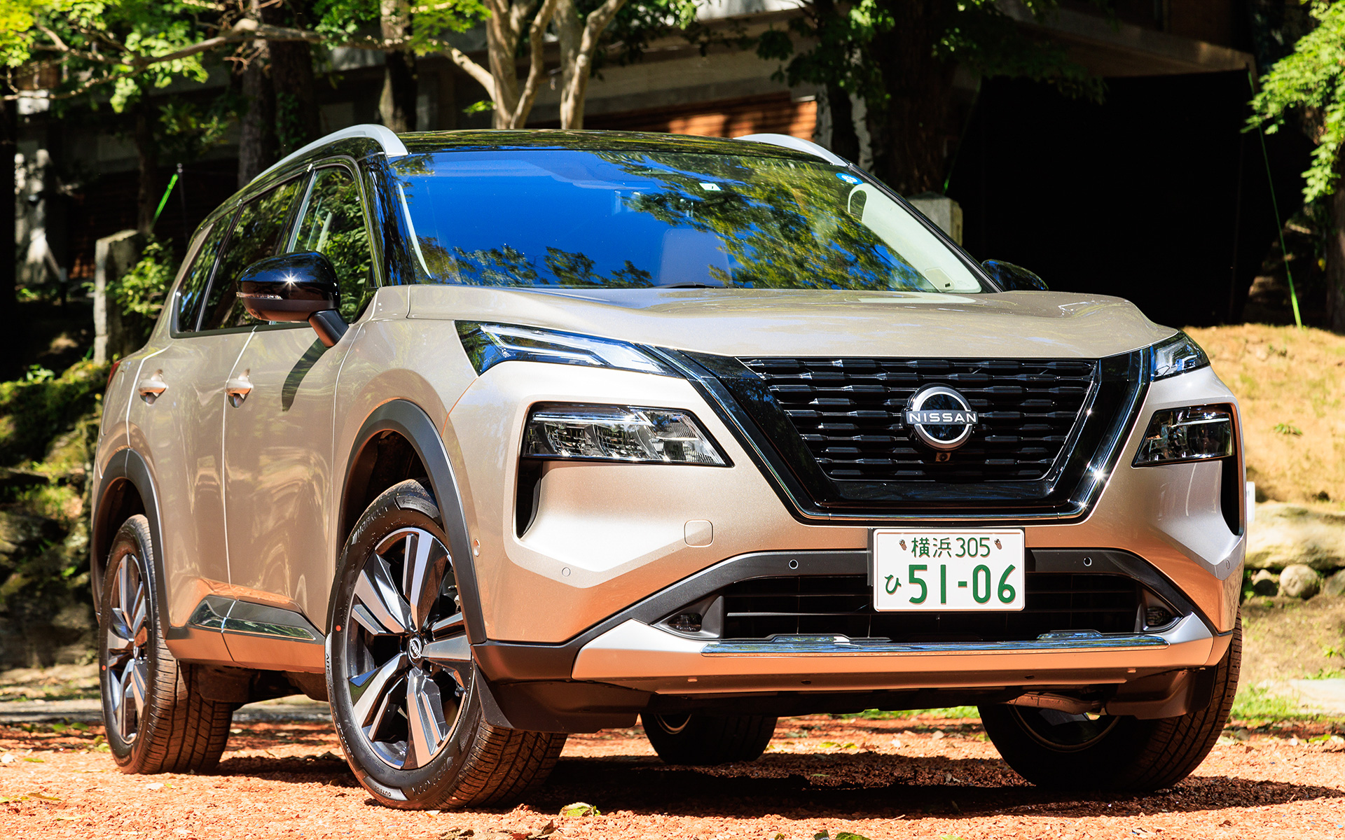 今回試乗したのは7月に発売となった新型「エクストレイル」。2WD、4WDそれぞれにベースグレードの「S」、中間グレードの「X」、上級グレードの「G」を用意し、2列シートの5名乗車が基本。4WDの「X e-4ORCE」だけ3列シートの7名乗車仕様をラインアップする。撮影車は「G e-4ORCE」(449万9000円)で、ボディサイズは4660×1840×1720mm(全長×全幅×全高)、ホイールベースは2705mm。従来モデルから30mm短く、20mm広く、20mm低いロー&ワイドなプロポーションを実現した