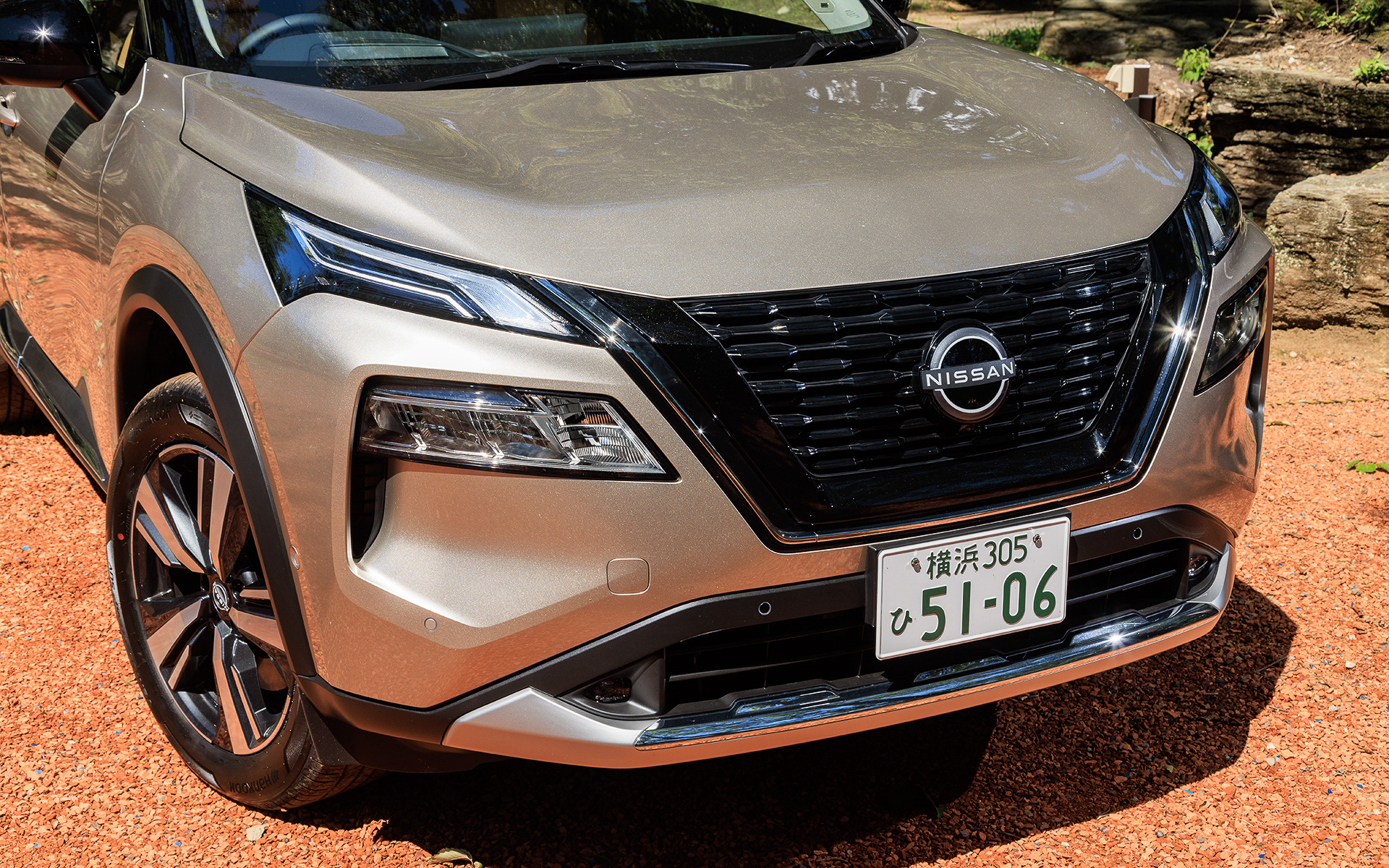 新型エクストレイルのフロントまわり。ヘッドライトは上段にポジションランプとターンランプを、下段にメインランプを配置し、上質感を演出する2階建ての構造を採用。リアコンビネーションランプのインナーレンズには日本の伝統的な切子パターンからインスピレーションを得た精密でキラキラと光り輝く加工が施された