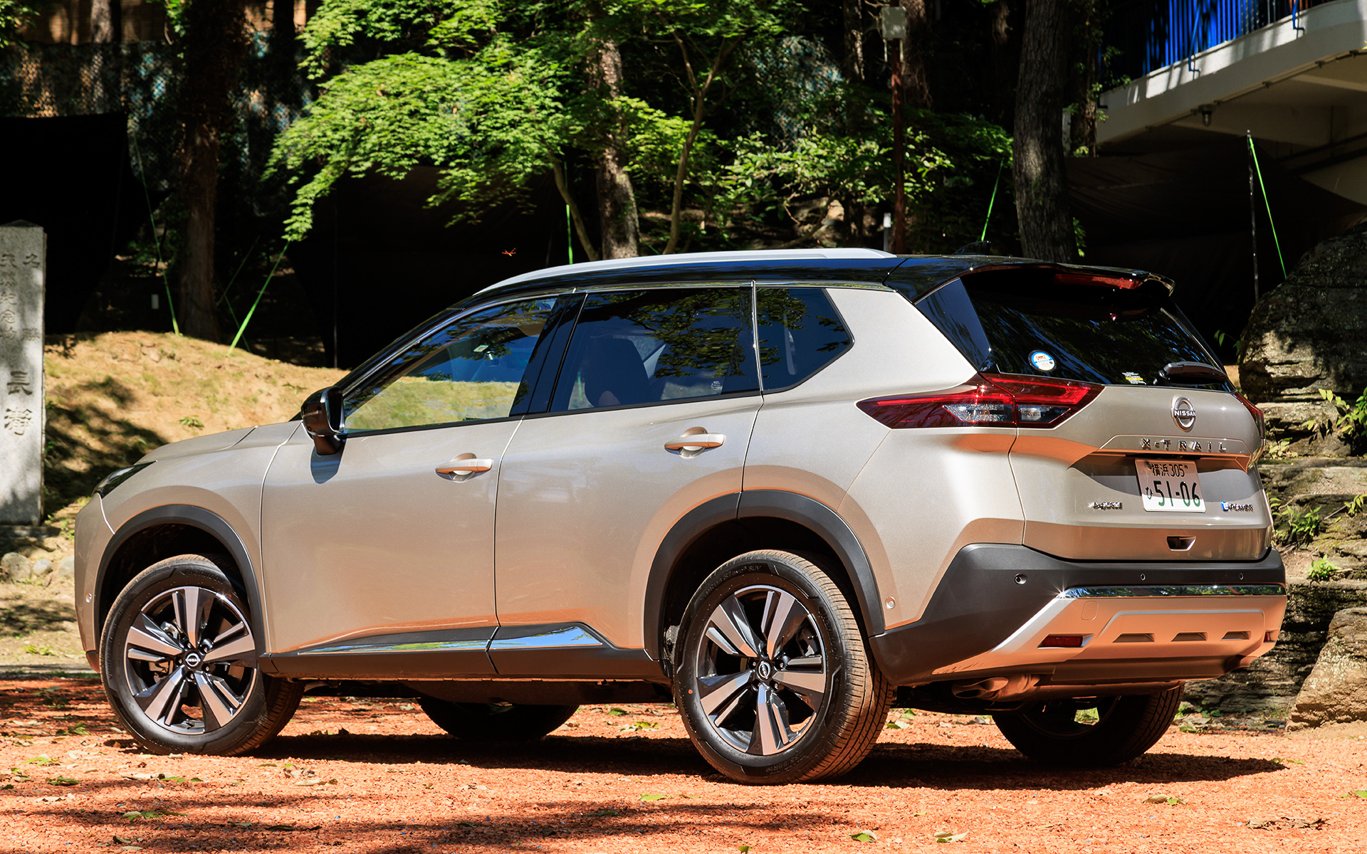 今回試乗したのは7月に発売となった新型「エクストレイル」。2WD、4WDそれぞれにベースグレードの「S」、中間グレードの「X」、上級グレードの「G」を用意し、2列シートの5名乗車が基本。4WDの「X e-4ORCE」だけ3列シートの7名乗車仕様をラインアップする。撮影車は「G e-4ORCE」(449万9000円)で、ボディサイズは4660×1840×1720mm(全長×全幅×全高)、ホイールベースは2705mm。従来モデルから30mm短く、20mm広く、20mm低いロー&ワイドなプロポーションを実現した