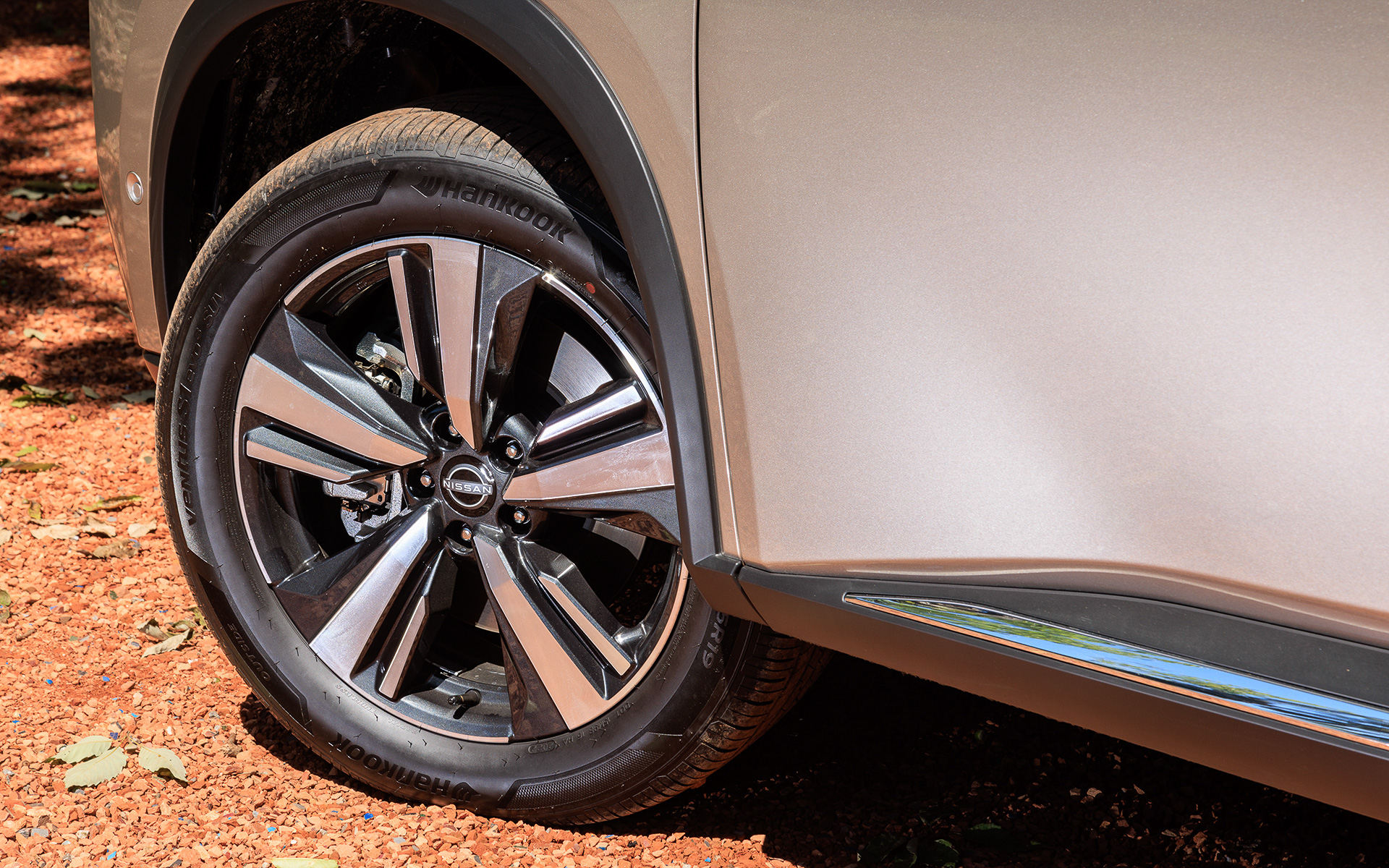 Gグレードのみ19インチアルミホイールを装着し、タイヤはハンコック「Ventus S1 Evo3 SUV」（235/55R19）を組み合わせる