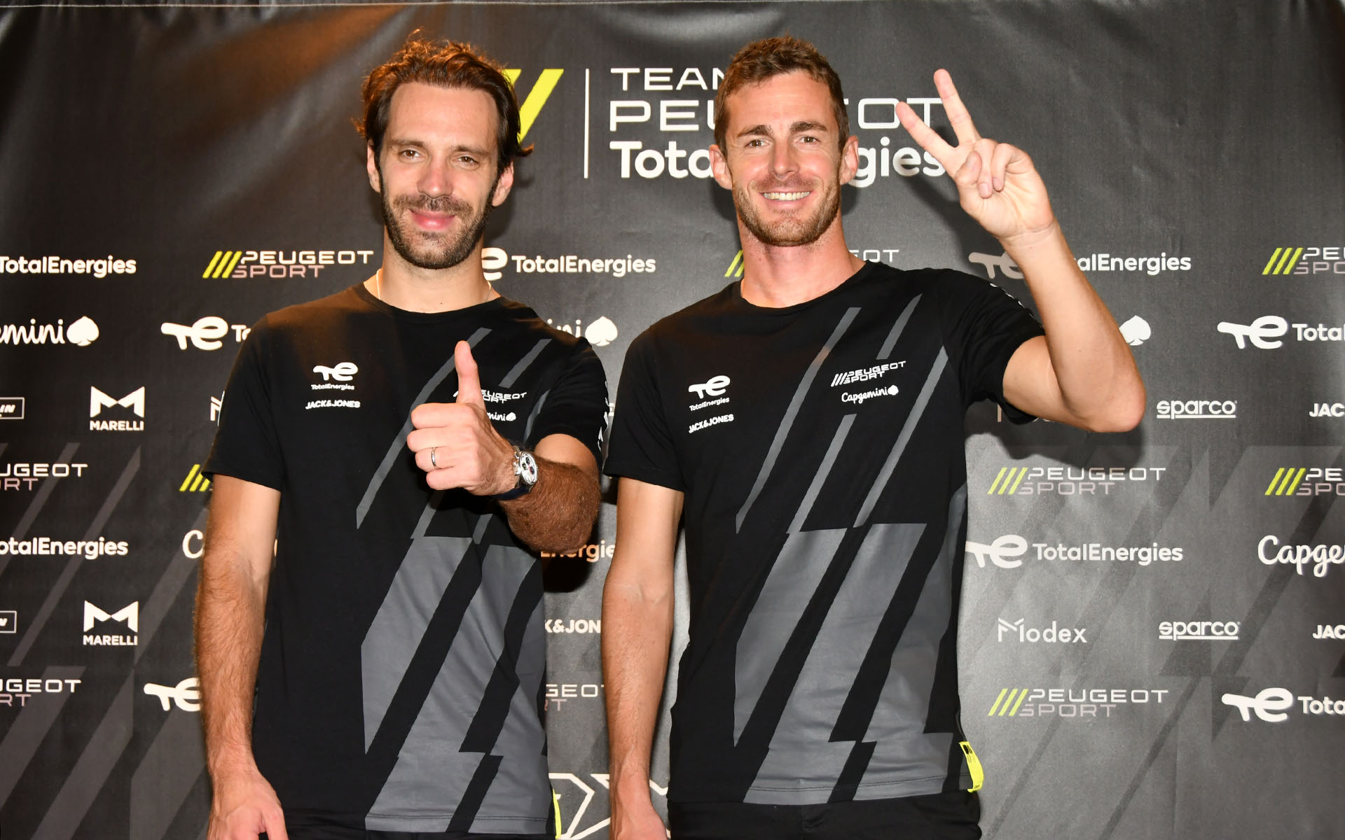 プジョー「9X8」をドライブするジャン-エリック・ベルニュ選手（左）と、ジェームス・ロシター選手（右）